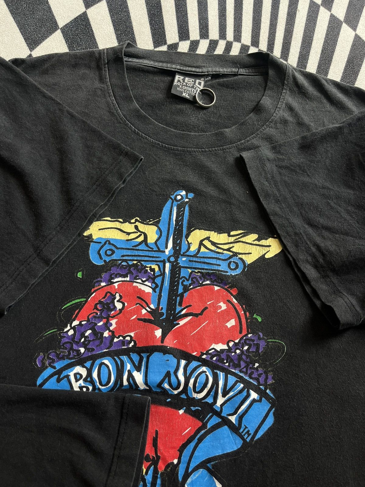 Band Tees Vintage BON JOVI Heart and Dagger 90’s Band tshirt Size US XL / EU 56 / 4 - 7 Thumbnail