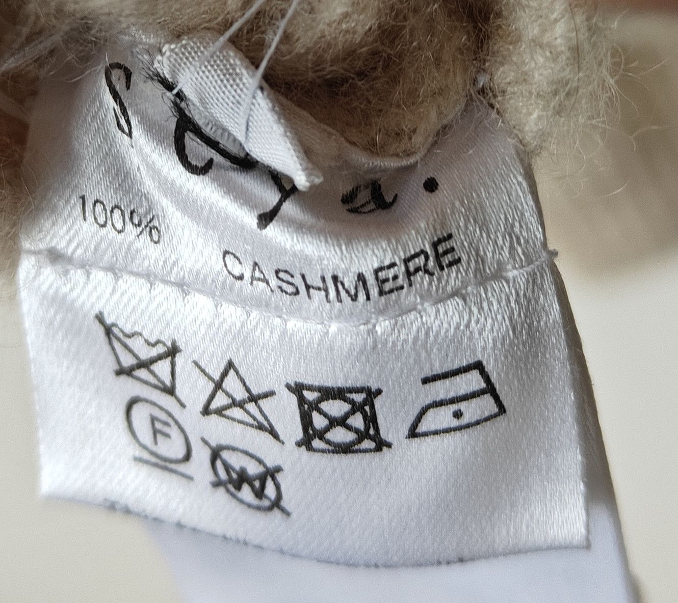 Seya NWOT Cashmere beige sweater size L made Japan $990 Size US L / EU 52-54 / 3 - 16 Thumbnail