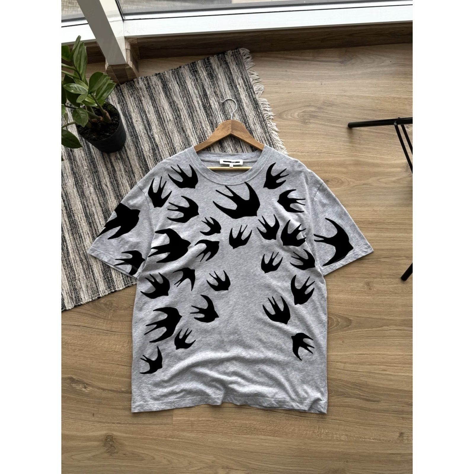 Alexander McQueen VINTAGE Alexander McQueen Swallow Bird All Over Print Gray T Shirt L Men Size US L / EU 52-54 / 3 - 4 Thumbnail