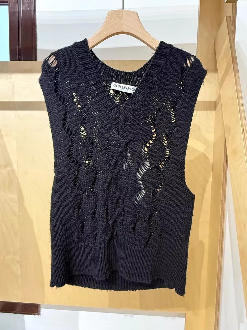 our legacySleeveless knitted vest 2505-Nextarrow