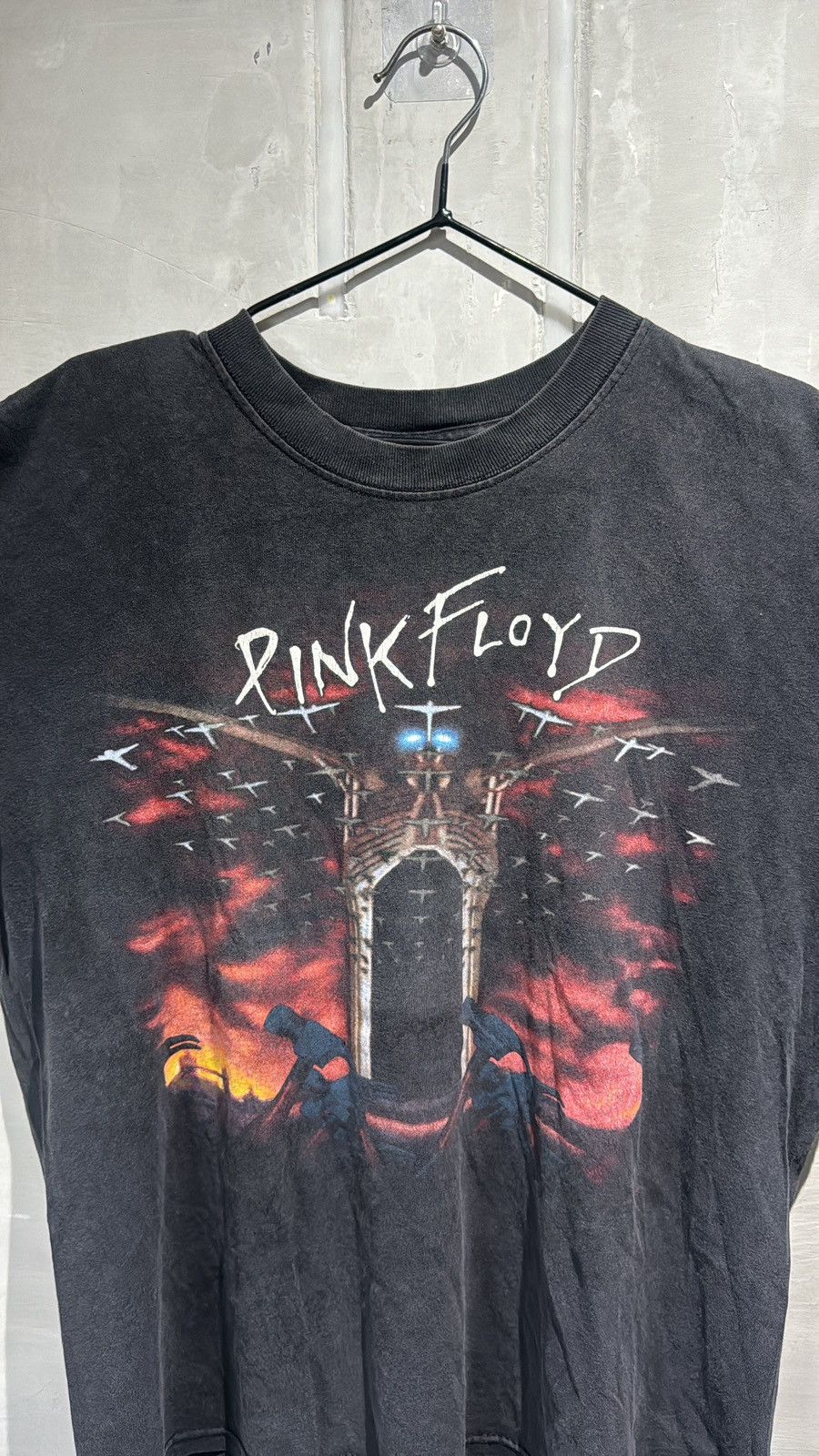 Band Tees × Pink Floyd × Vintage Vintage 90s Pink Floyd The Wall Tshirt Size US L / EU 52-54 / 3 - 5 Thumbnail