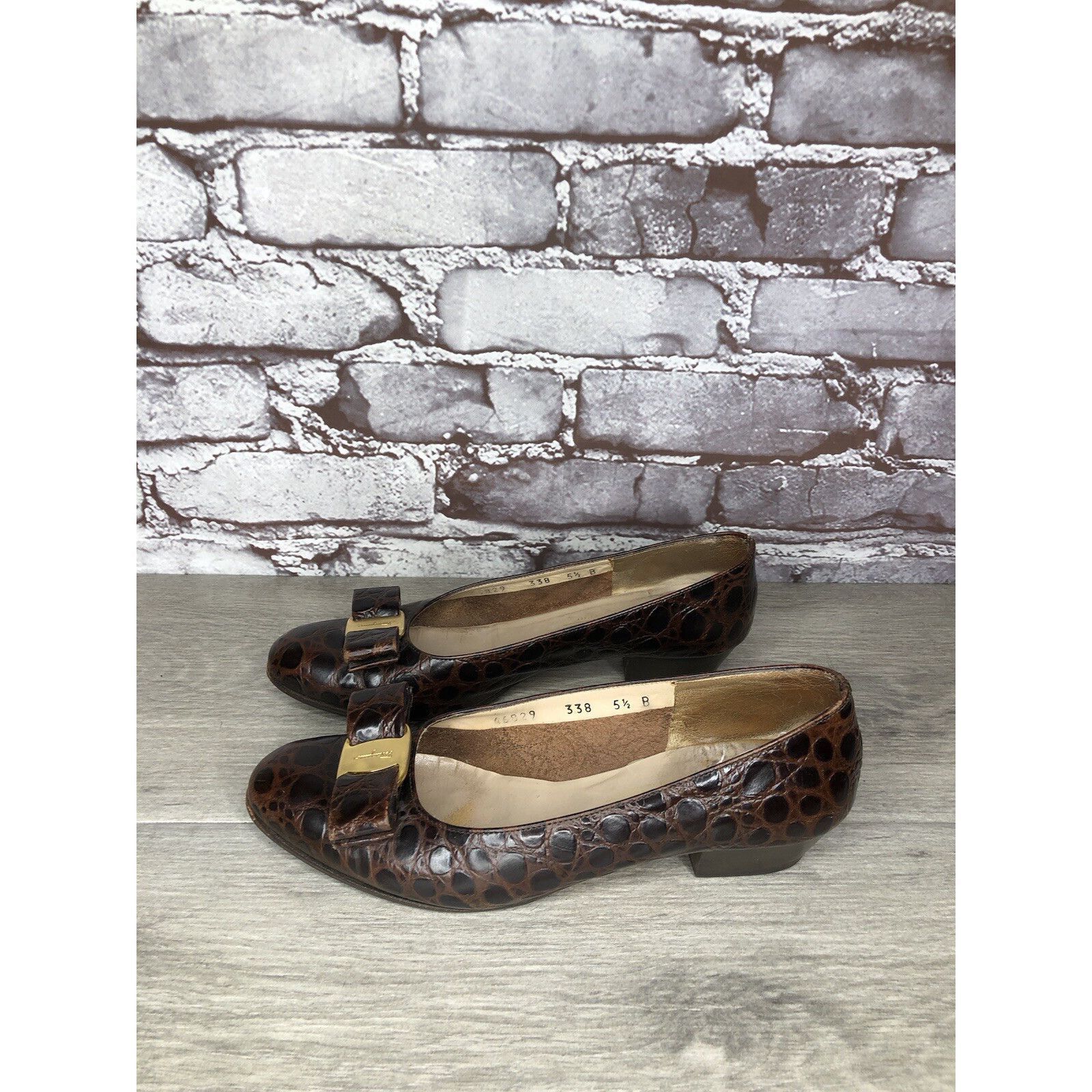 Salvatore Ferragamo Salvatore Ferragamo Vara Brown Leather Croc Embossed Bow Hee Size US 5.5 / IT 35.5 - 15 Thumbnail