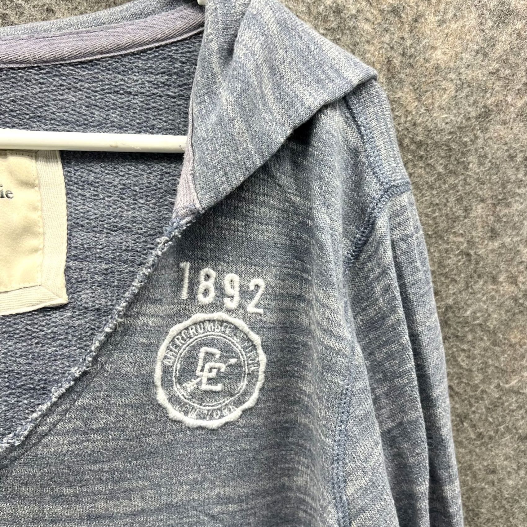 Abercrombie & Fitch Abercrombie & Fitch Sweater Women Medium Embroidered Blue Hoodie Pullover Fleece Size M / US 6-8 / IT 42-44 - 6 Thumbnail