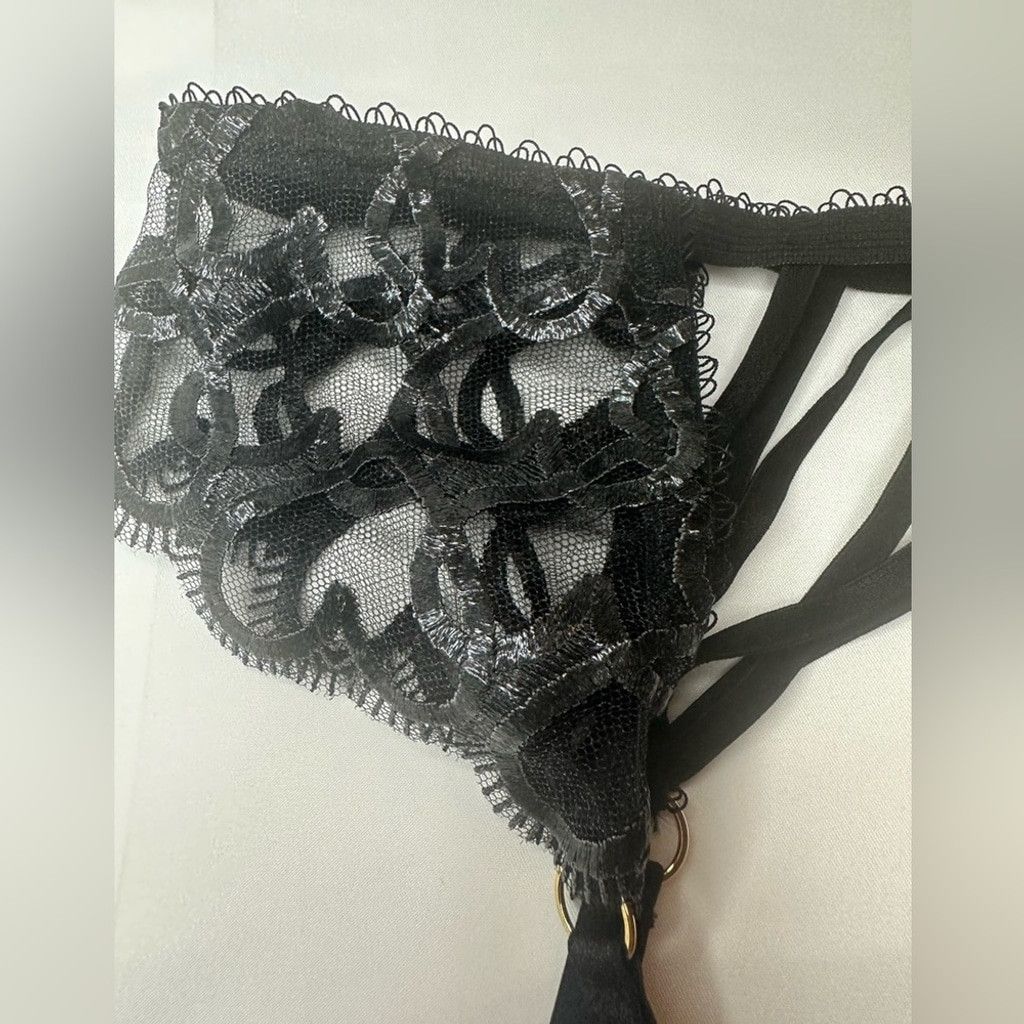 Victoria's Secret Black Lace Strappy Garter Belt Heart Embroidery NWT M/L Size ONE SIZE - 4 Thumbnail