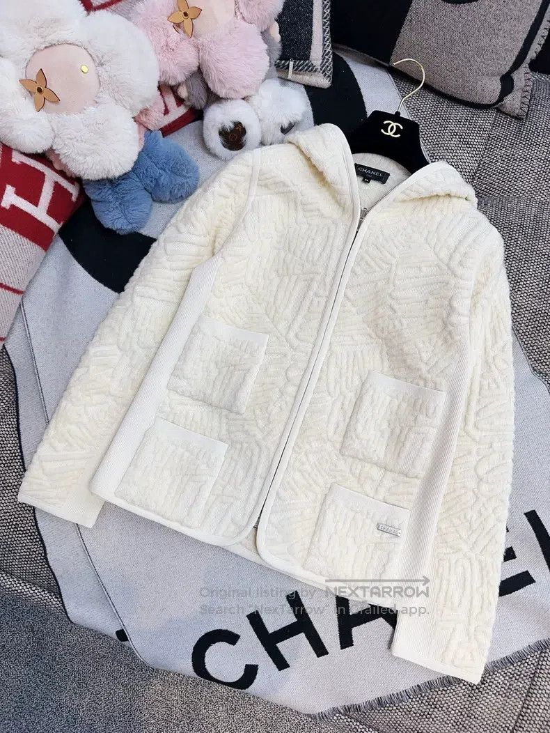 Chanel Chanel 21N Coco neige beige full-print logo long-sleeved j Size XXS / US 00 / IT 34 - 3 Thumbnail