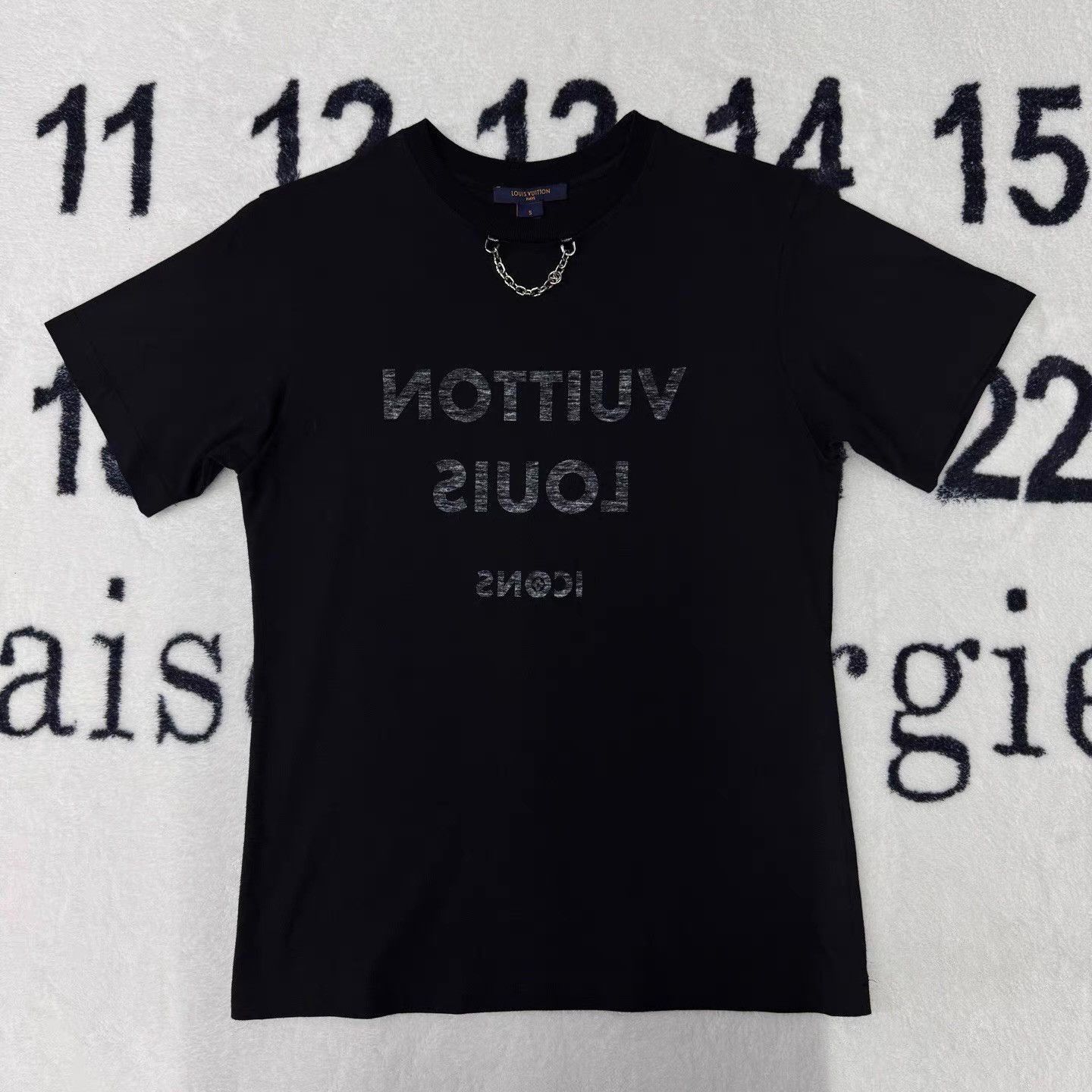 Louis Vuitton Reversed Logo Short Sleeve T-Shirt Size US S / EU 44-46 / 1 - 1 Thumbnail