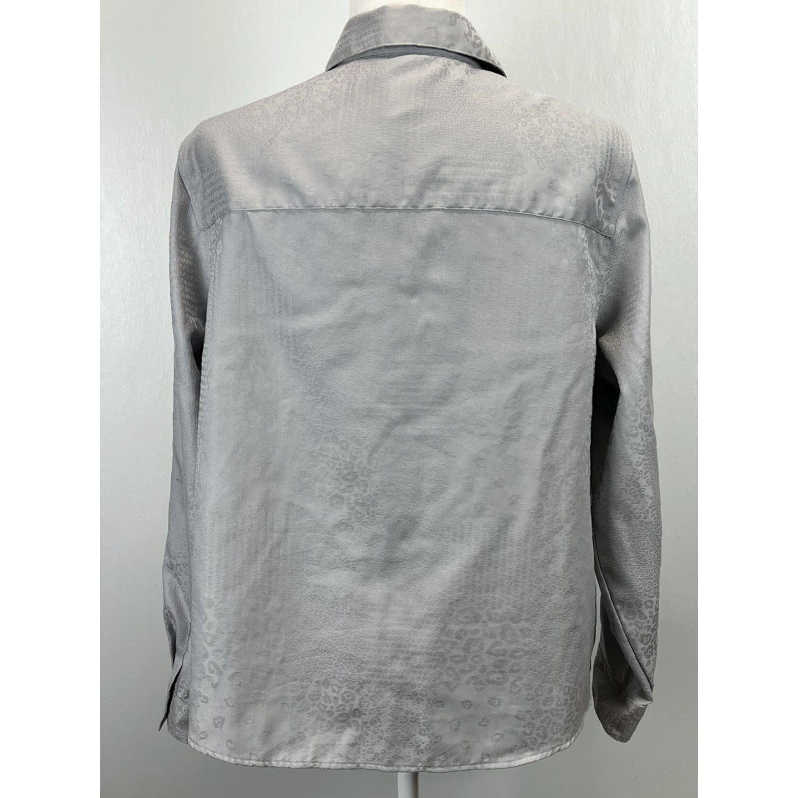 Vintage VINTAGE? Chico's Shirt Button-Up Women L Gray Wrinkle-Resistant Animal Print Sheen 2/US Large Women Size L / US 10 / IT 46 - 3 Thumbnail