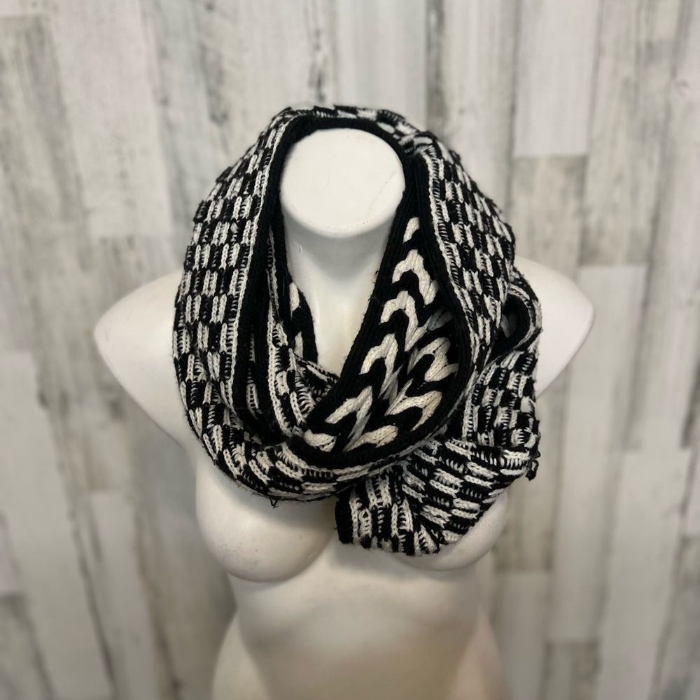 Calvin Klein Calvin Klein Black White Chunky Knit Infinity Scarf – Revers Size ONE SIZE - 1 Thumbnail