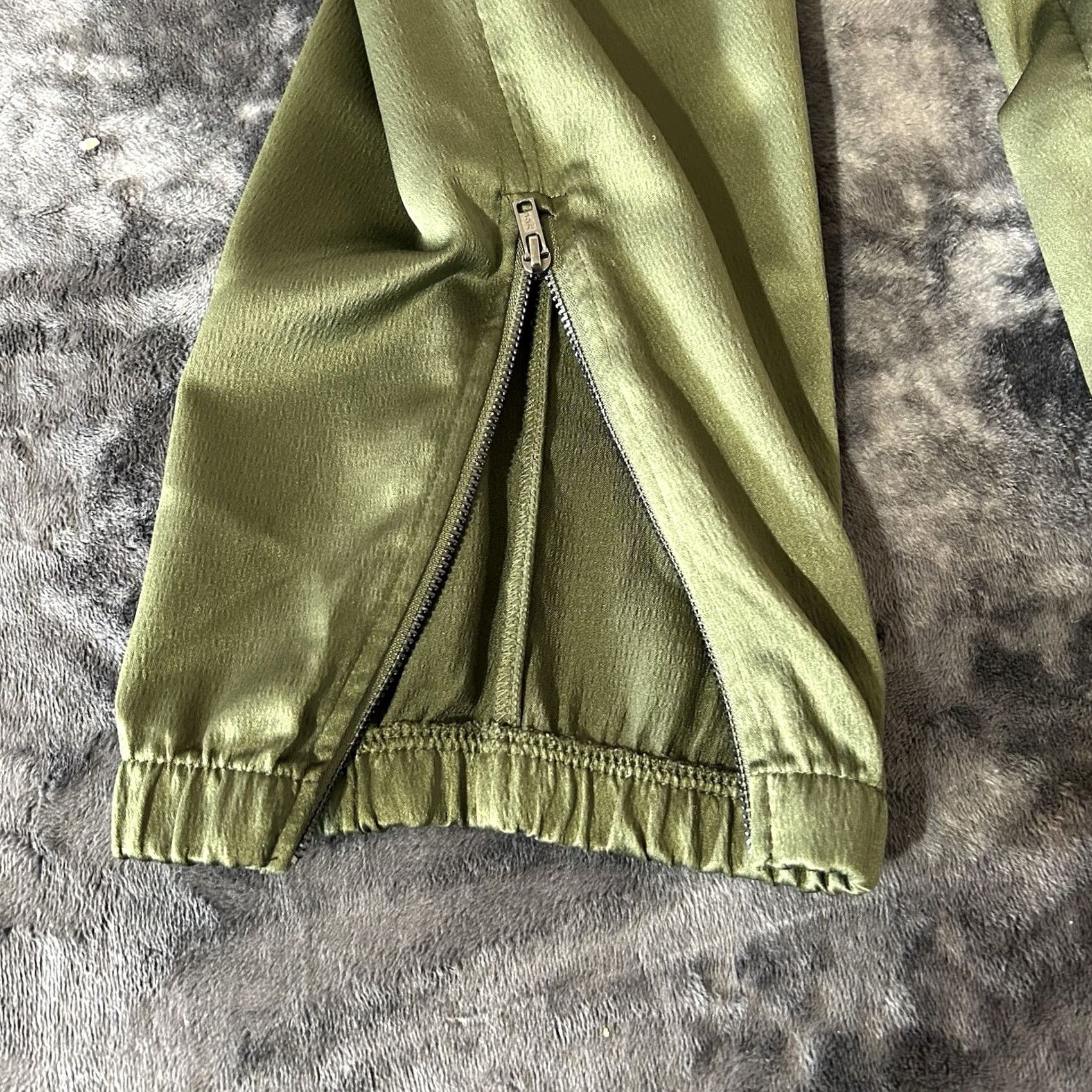Vintage Time & Tru Cargo Joggers Women Medium 8-10 Army Green Pockets 30x27 Jogger Elastic Waist Rise High-Backed 27 Inseam KnIT Pants Casual Modern Womens Size 32" / US 10 / IT 46 - 6 Thumbnail