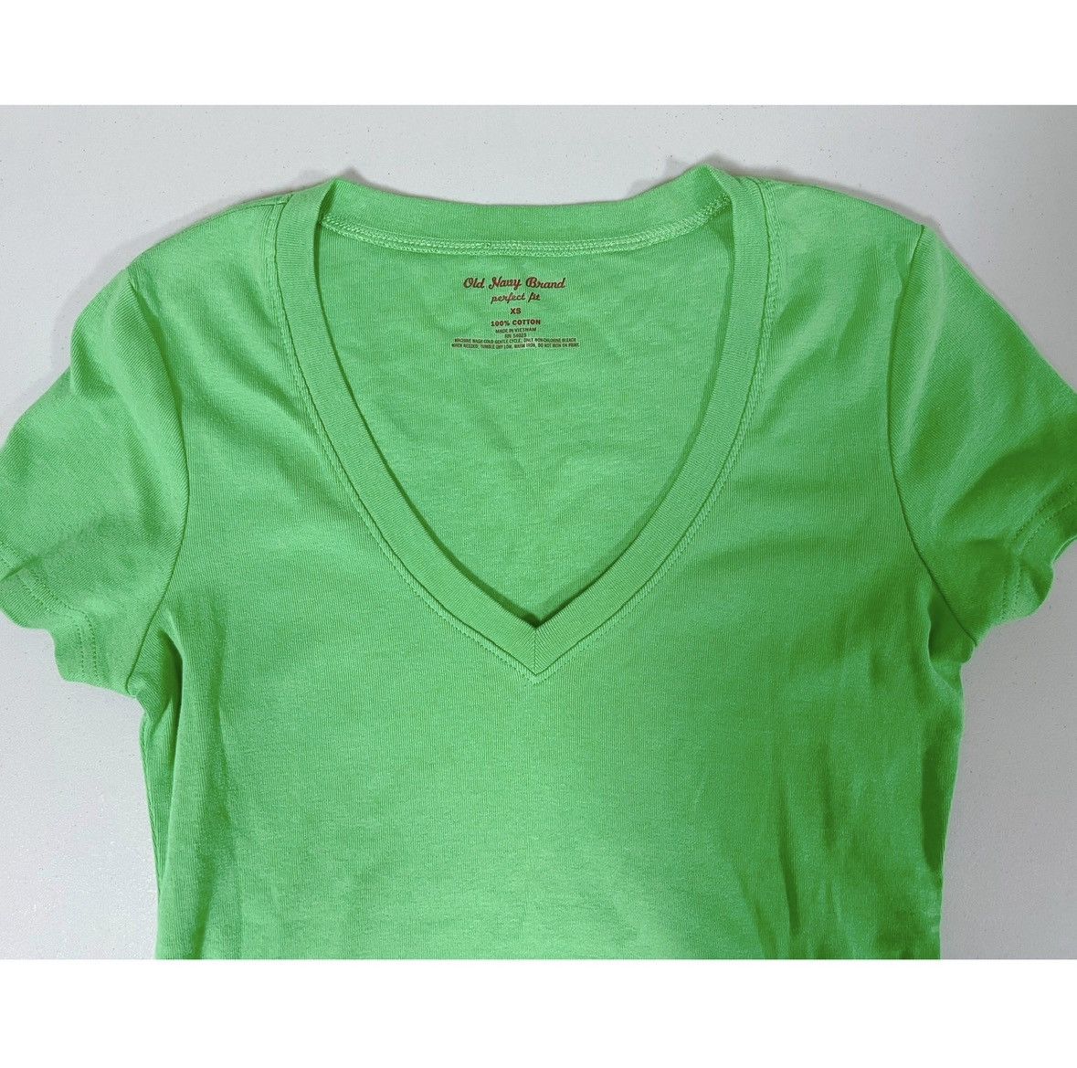Old Navy Old Navy Green Solid V-Neck Short Sleeve Tee T-Shirt Top XS💚 Size XS / US 0-2 / IT 36-38 - 3 Thumbnail
