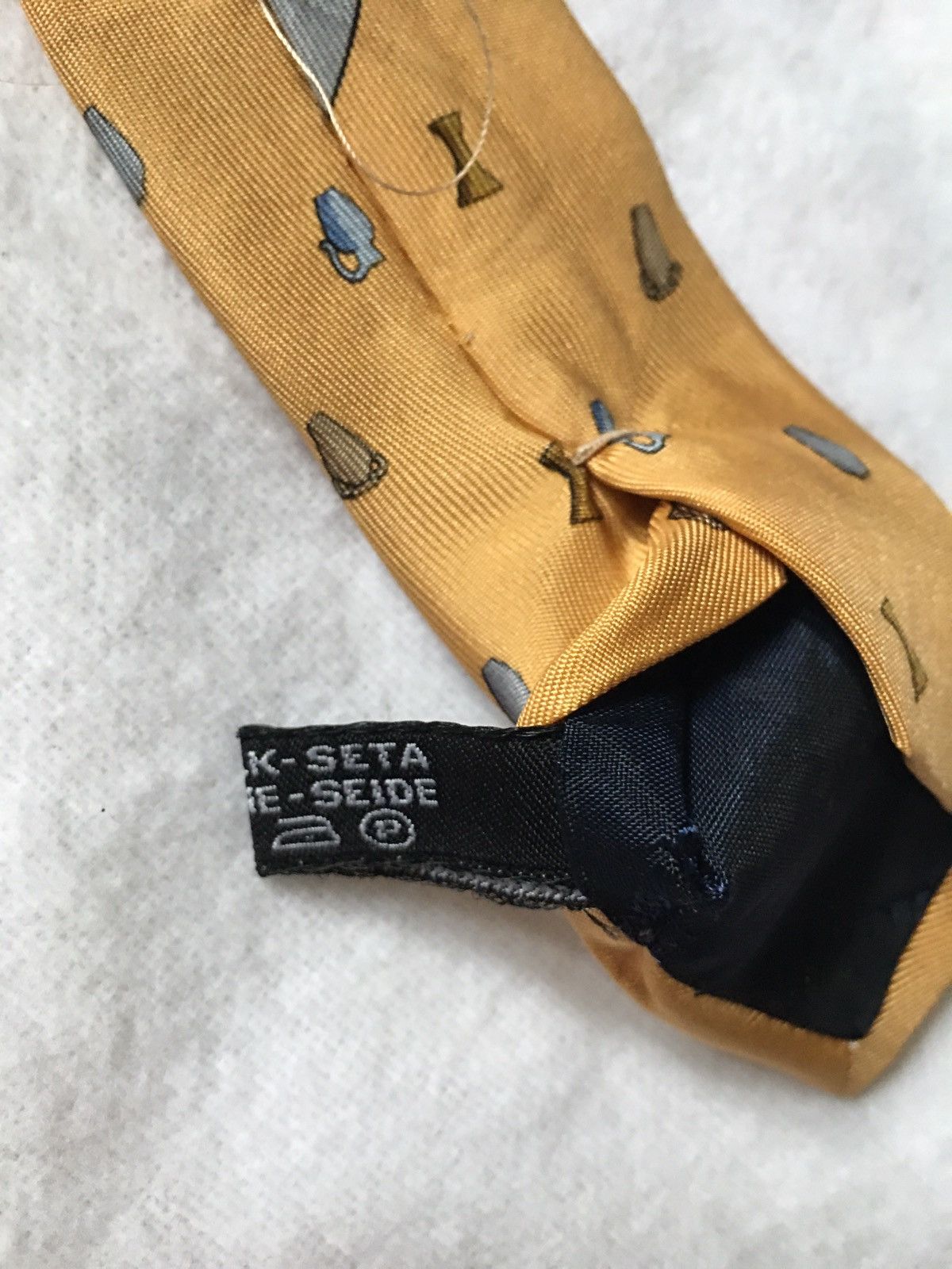 Salvatore Ferragamo Salvatore Ferragamo Amphora Print Yellow Silk Mens Tie Size ONE SIZE - 9 Thumbnail