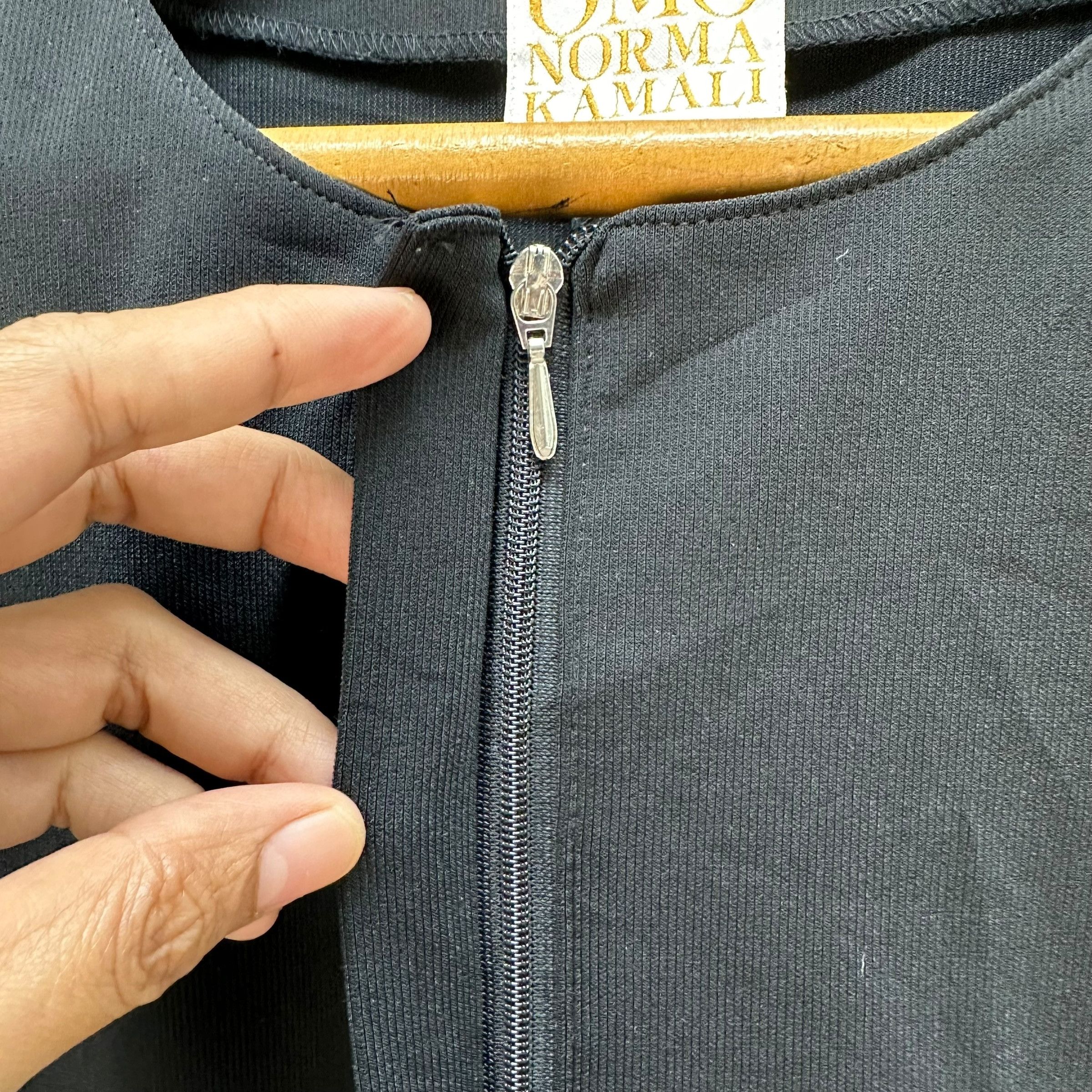 Norma Kamali OMO NORMA KAMALI Sleeveless Blouse #1493-A62 Size S / US 4 / IT 40 - 5 Thumbnail