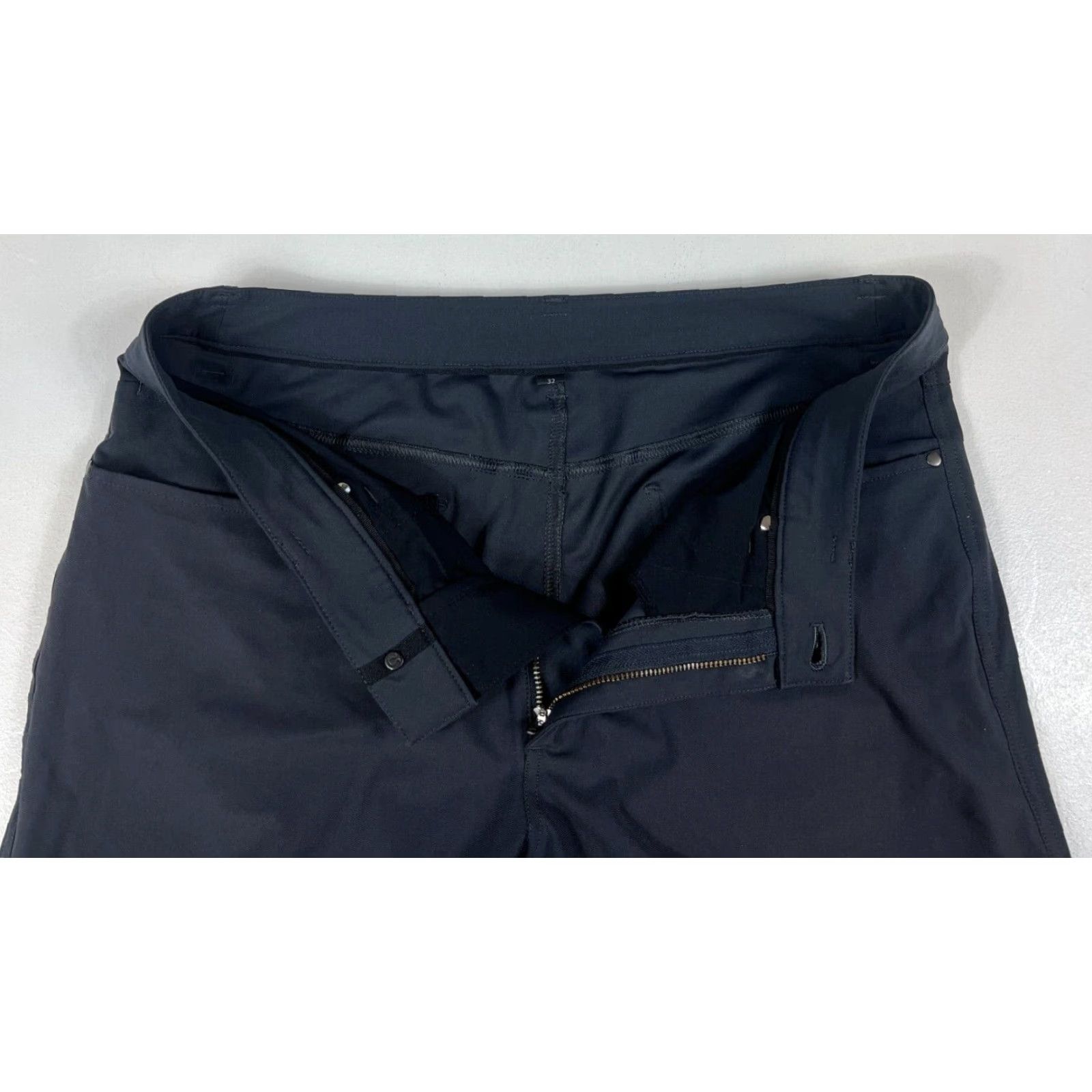 Lululemon Lululemon Men's ABC Pants Obsidian 32x28 Classic Flat Front Polyester Blend Chino Pants Size US 32 / EU 48 - 6 Thumbnail