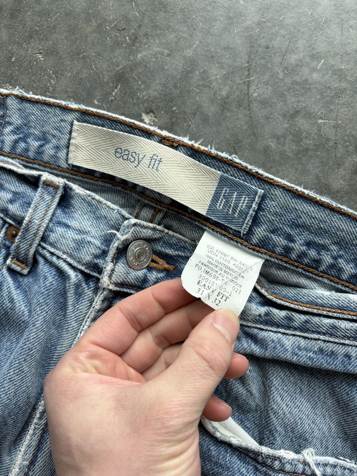Gap Vintage Y2K Gap Easy Fit Light Wash Denim Jeans Size US 29 - 4 Thumbnail