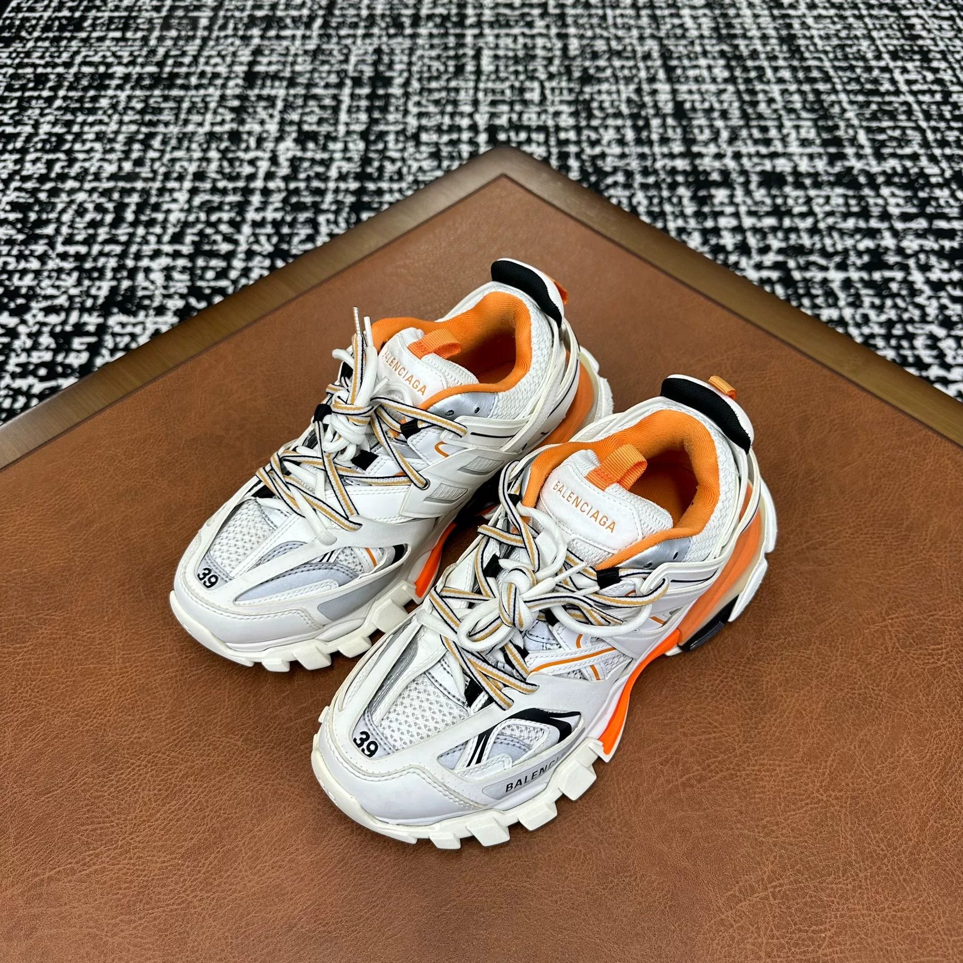 Balenciaga Balenciaga White Lowtop Sneakers 6 Men Size US 6 / EU 39 - 1 Thumbnail