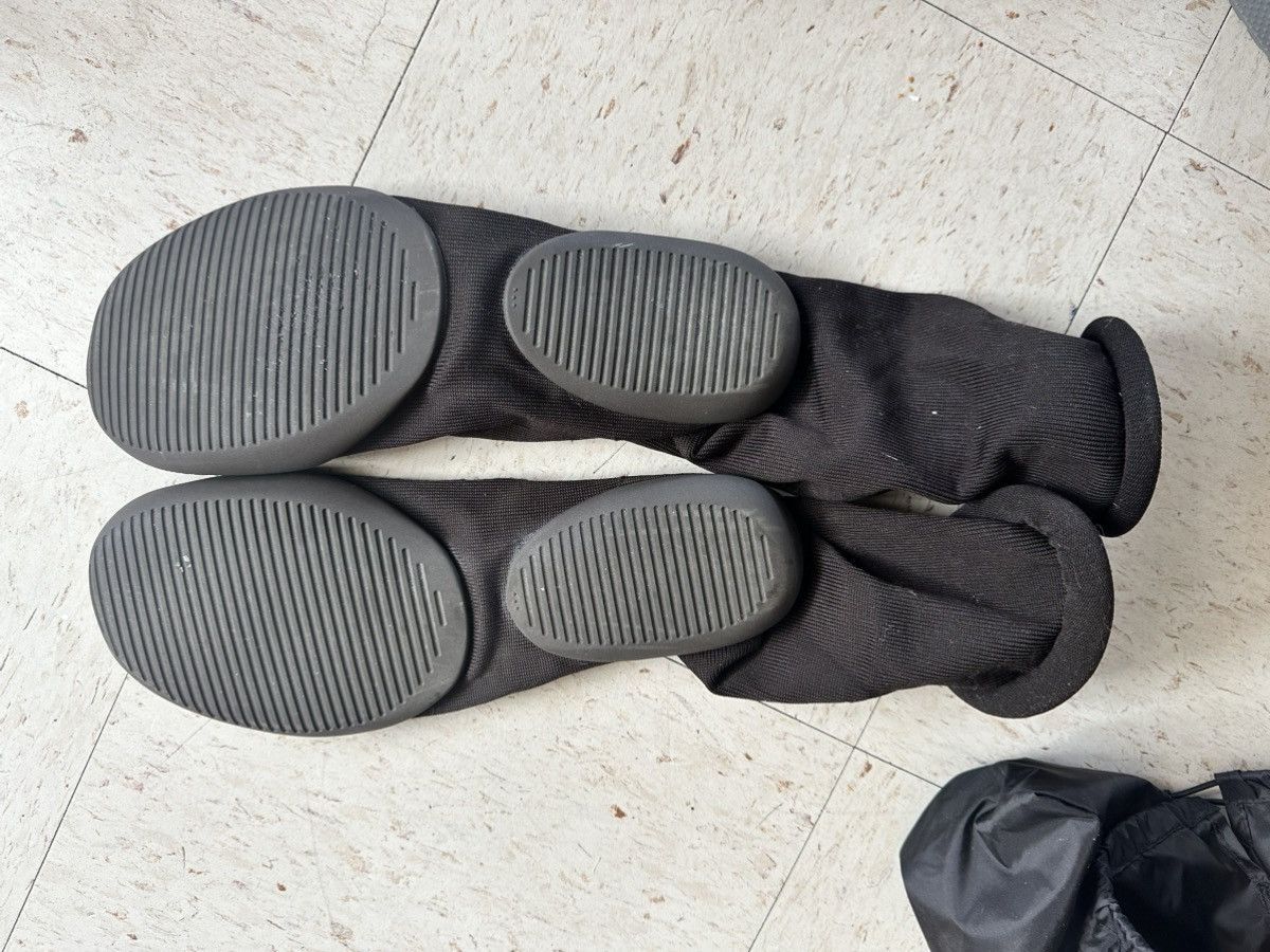 Yeezy Yeezy Pods Size US 10 / EU 43 - 6 Thumbnail