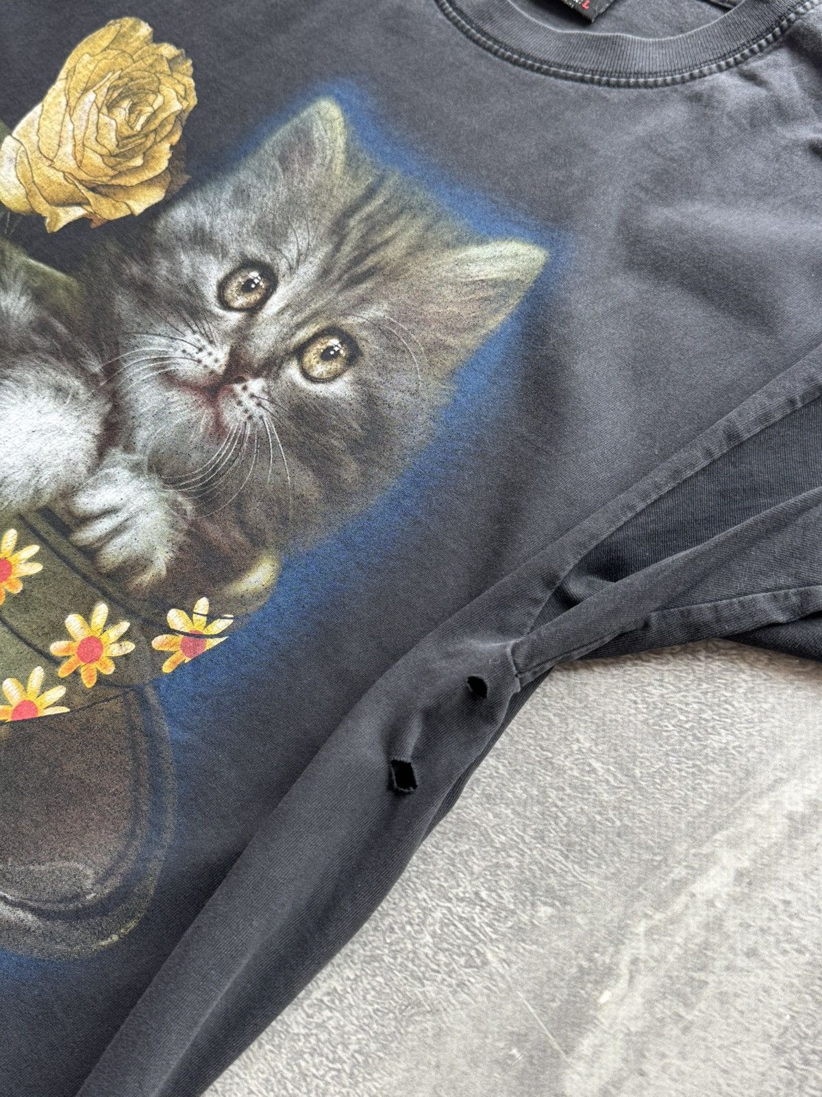 Vintage Vintage Cat In Flowers T-shirt Size US L / EU 52-54 / 3 - 5 Thumbnail