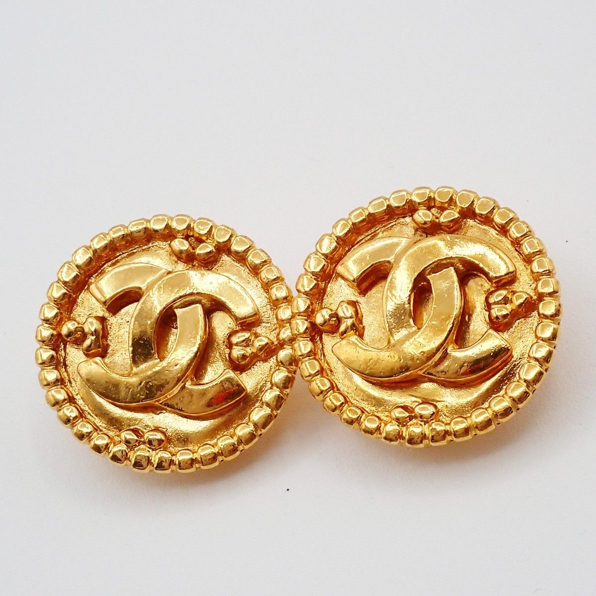 Chanel Chanel Vintage CC Round Button Clip-On Metal Size ONE SIZE - 1 Thumbnail