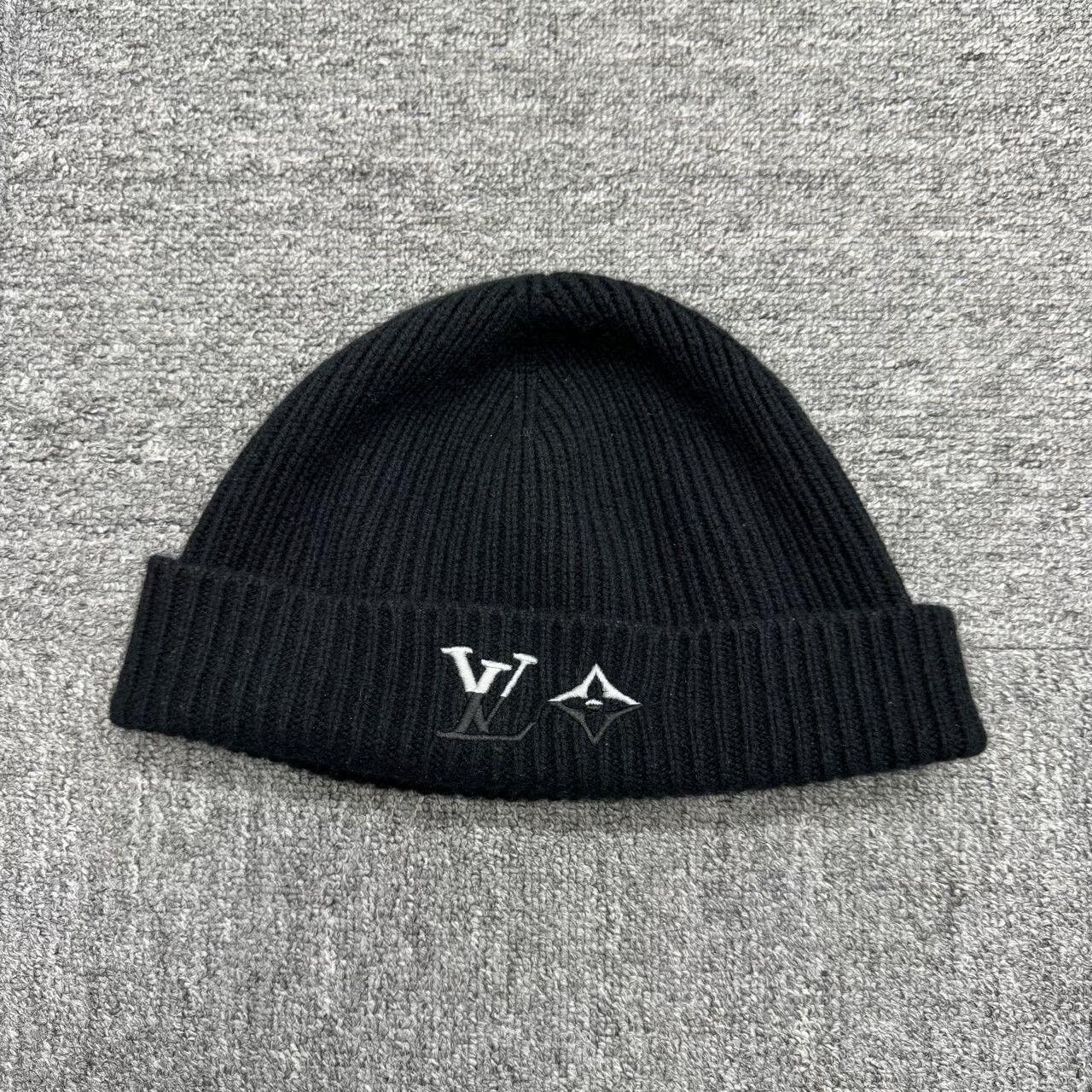 Louis Vuitton louis vuitton black cashmere knitted hat. Size ONE SIZE - 1 Thumbnail