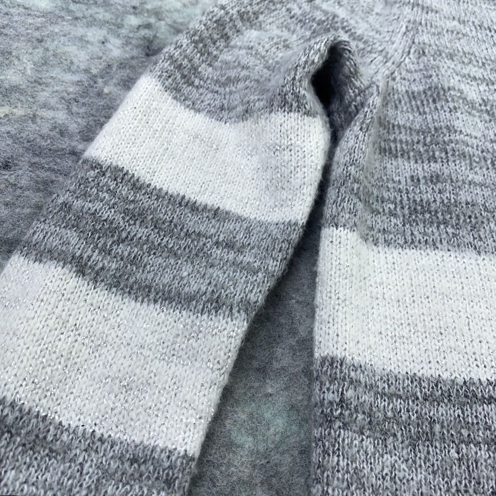 Abercrombie & Fitch Abercrombie & Fitch Womens Sweater Top Small Gray Striped V-Neck Shirt Top Shirt Top Size S / US 4 / IT 40 - 6 Thumbnail