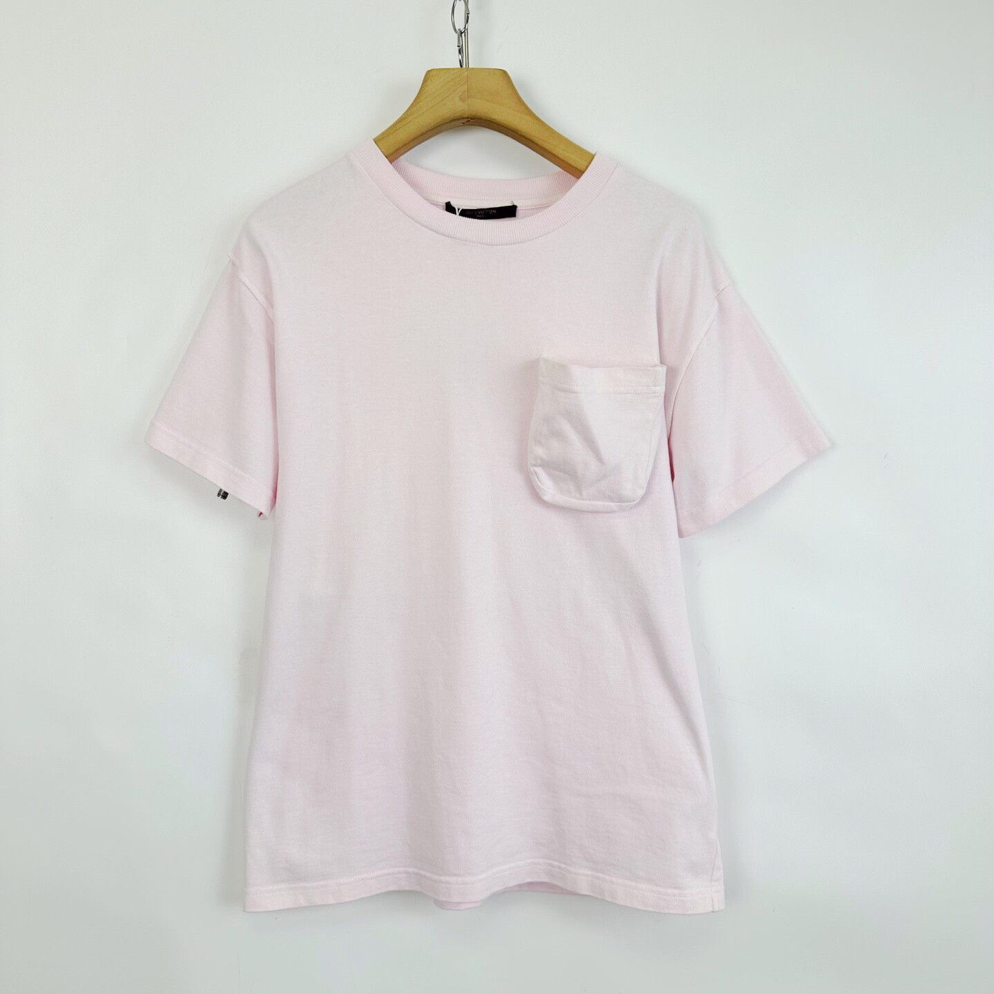 Louis Vuitton Louis Vuitton Pink Chest Pocket T-Shirt Size XS / US 0-2 / IT 36-38 - 1 Thumbnail