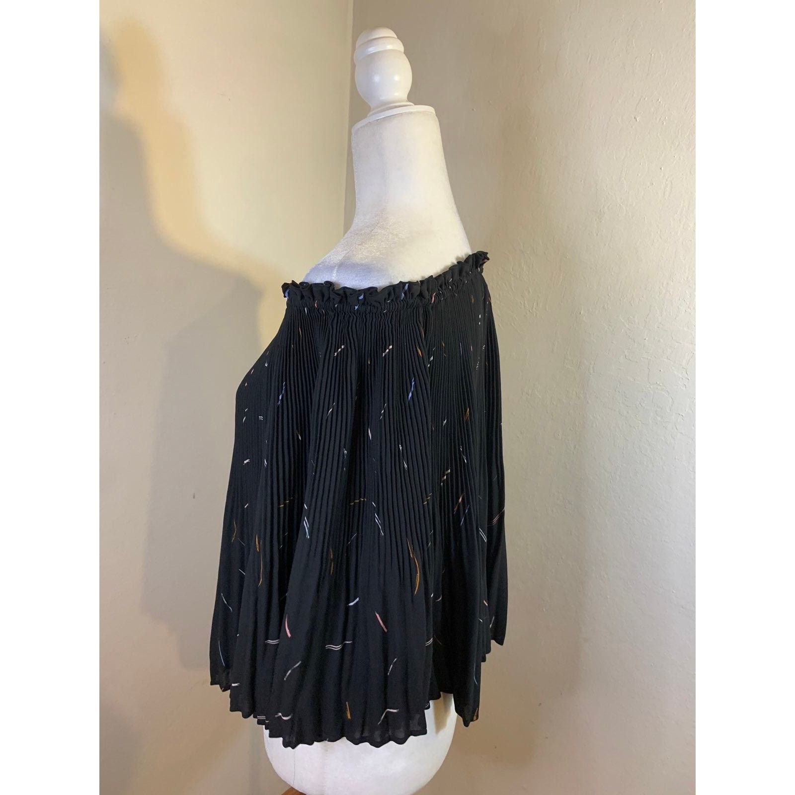 Apt. 9 Apt. 9 Women's Cold Shoulder Black Top size XS Size XS / US 0-2 / IT 36-38 - 6 Thumbnail