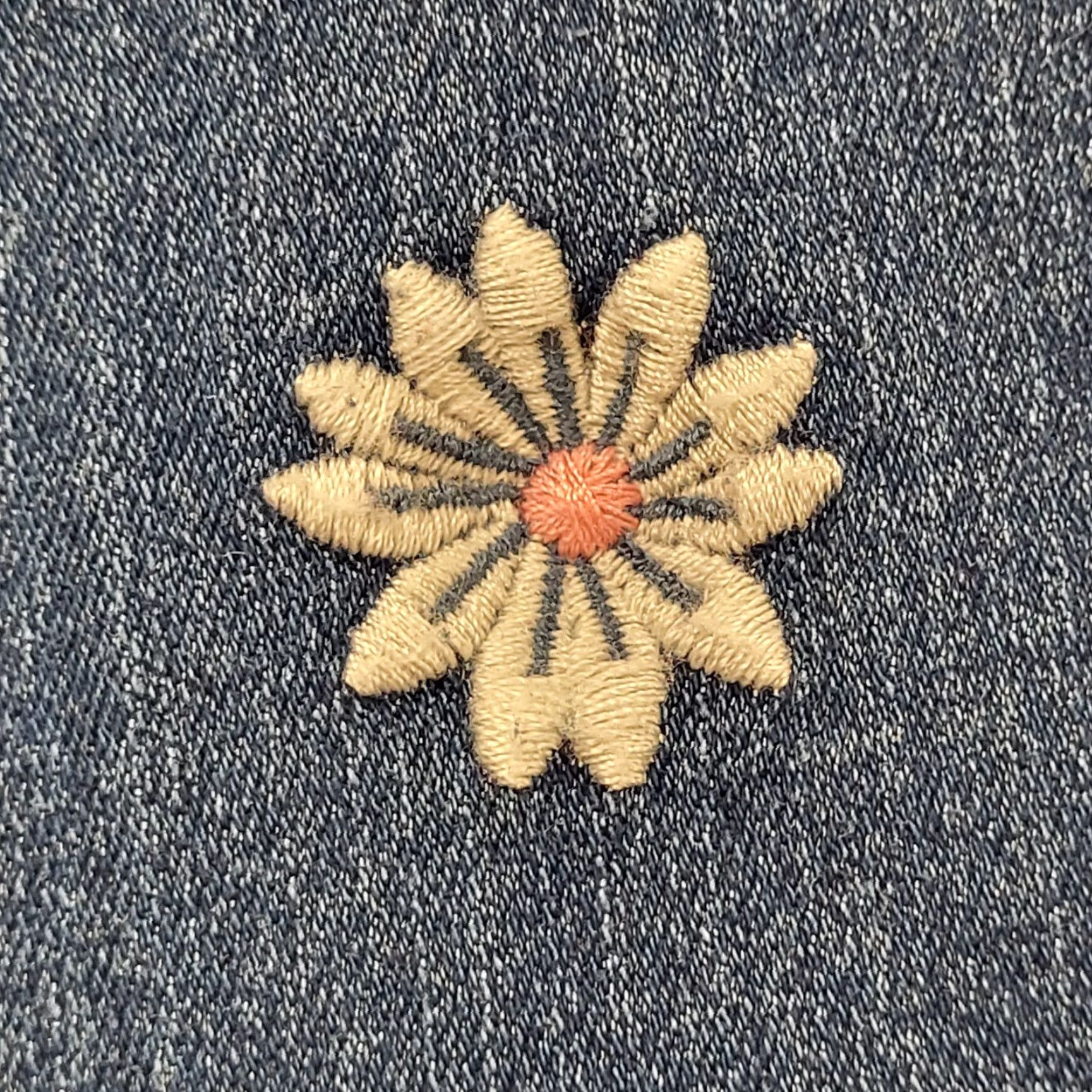 Vintage Alfred Dunner Capri Womens 8 Blue Denim Crop Embroidery Daisy Elastic Waist Capris Floral Bohemian Straight Leg Womens Size ONE SIZE - 4 Thumbnail