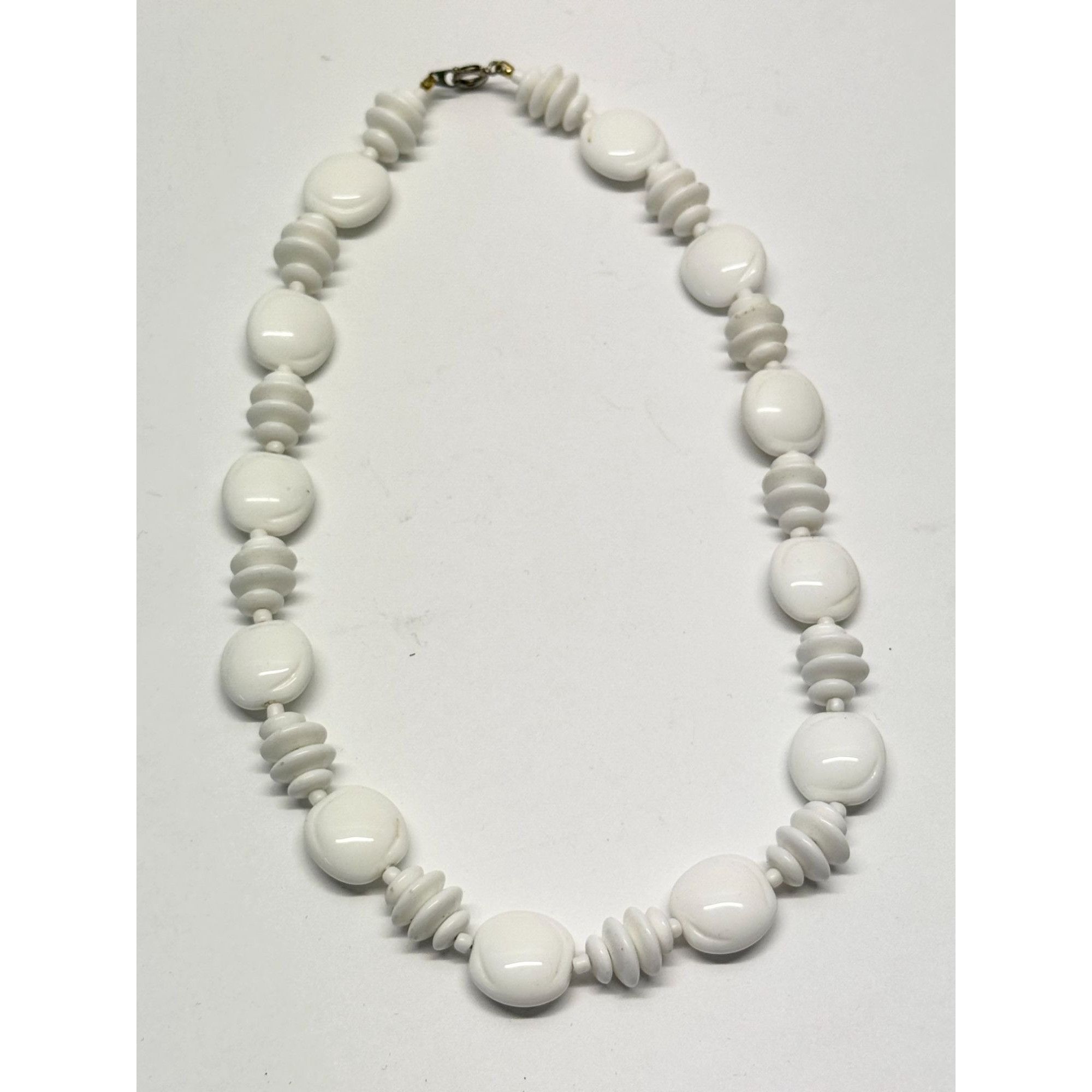 Vintage Vintage white plastic beaded necklace Size ONE SIZE - 1 Thumbnail