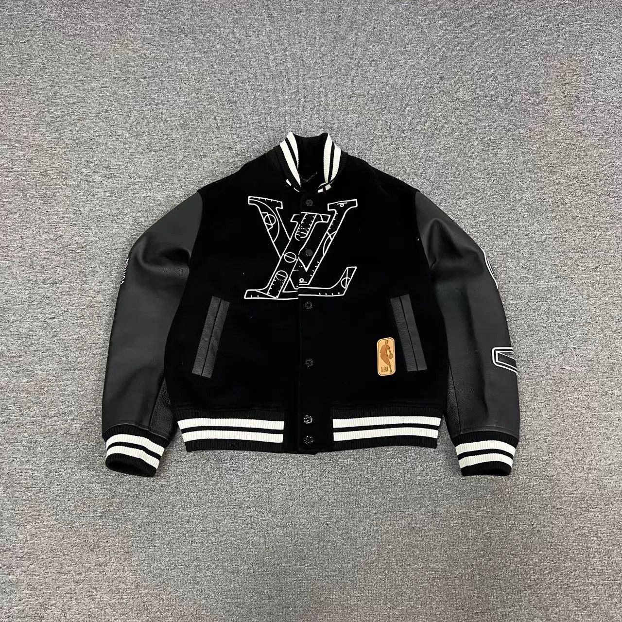 Louis Vuitton LV x NBA Leather Sleeve Baseball Jacket 99 New 46 Size US S / EU 44-46 / 1 - 1 Thumbnail