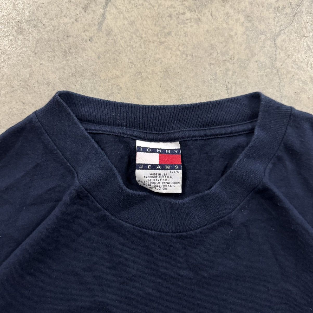 Tommy Hilfiger Vintage 90s Tommy Jeans Navy Flag Logo T-Shirt Size Large Size US L / EU 52-54 / 3 - 3 Thumbnail