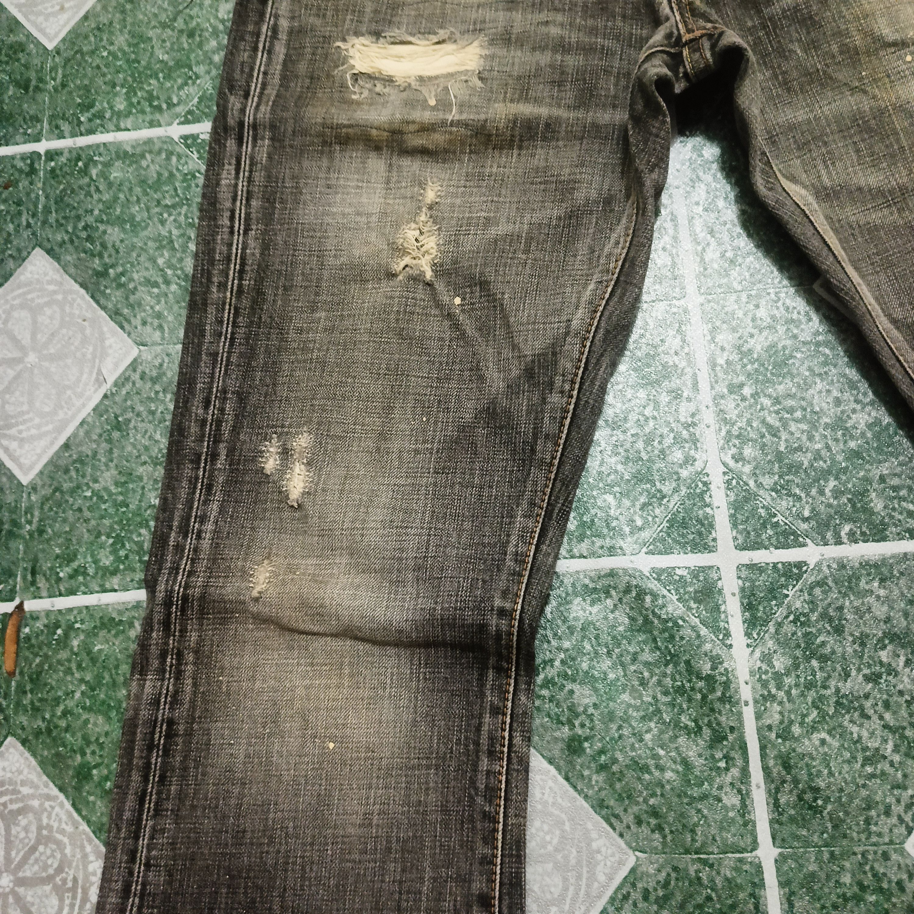 Le Grande Bleu (L.G.B.) Japan Ripped Rivet&Blue Painted distressed Studded Jeans LGB Size US 30 / EU 46 - 15 Thumbnail