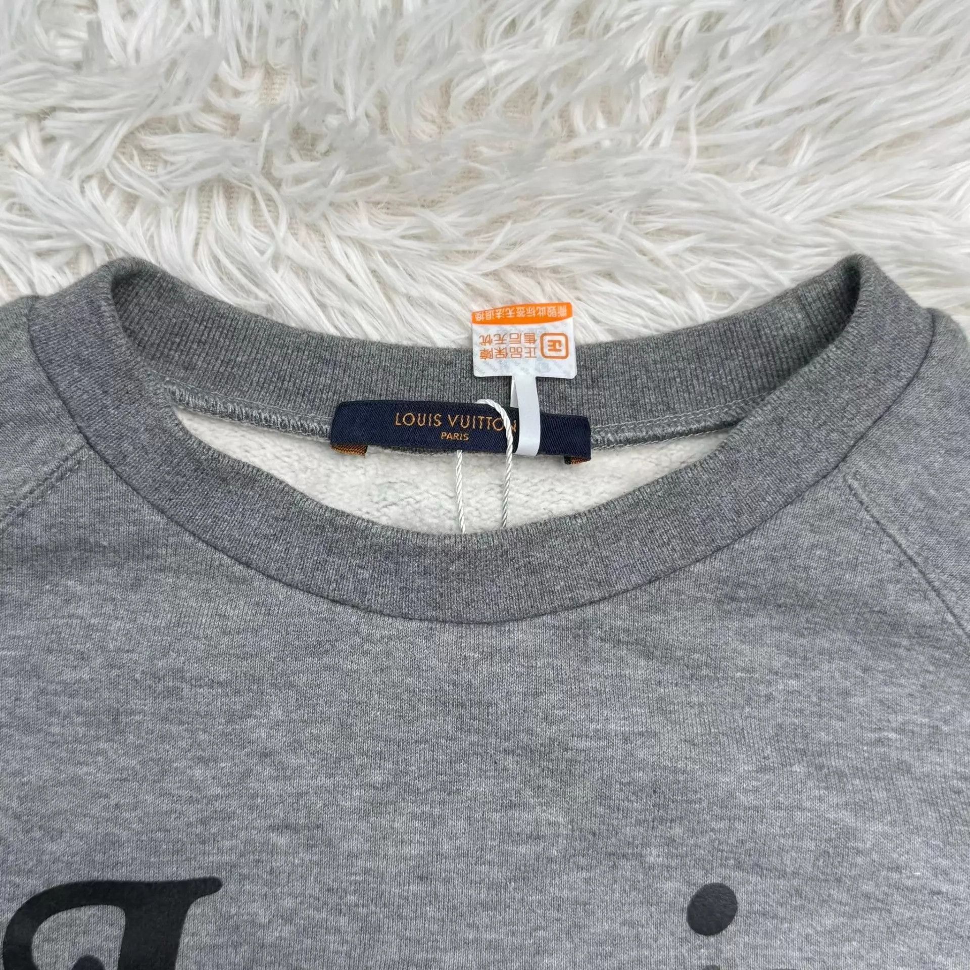 Louis Vuitton LV Gray Cotton Long-Sleeve Sweatshirt M Size US M / EU 48-50 / 2 - 4 Thumbnail