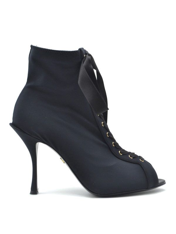 o1y0825 Spool Heel Ankle Boots in Black