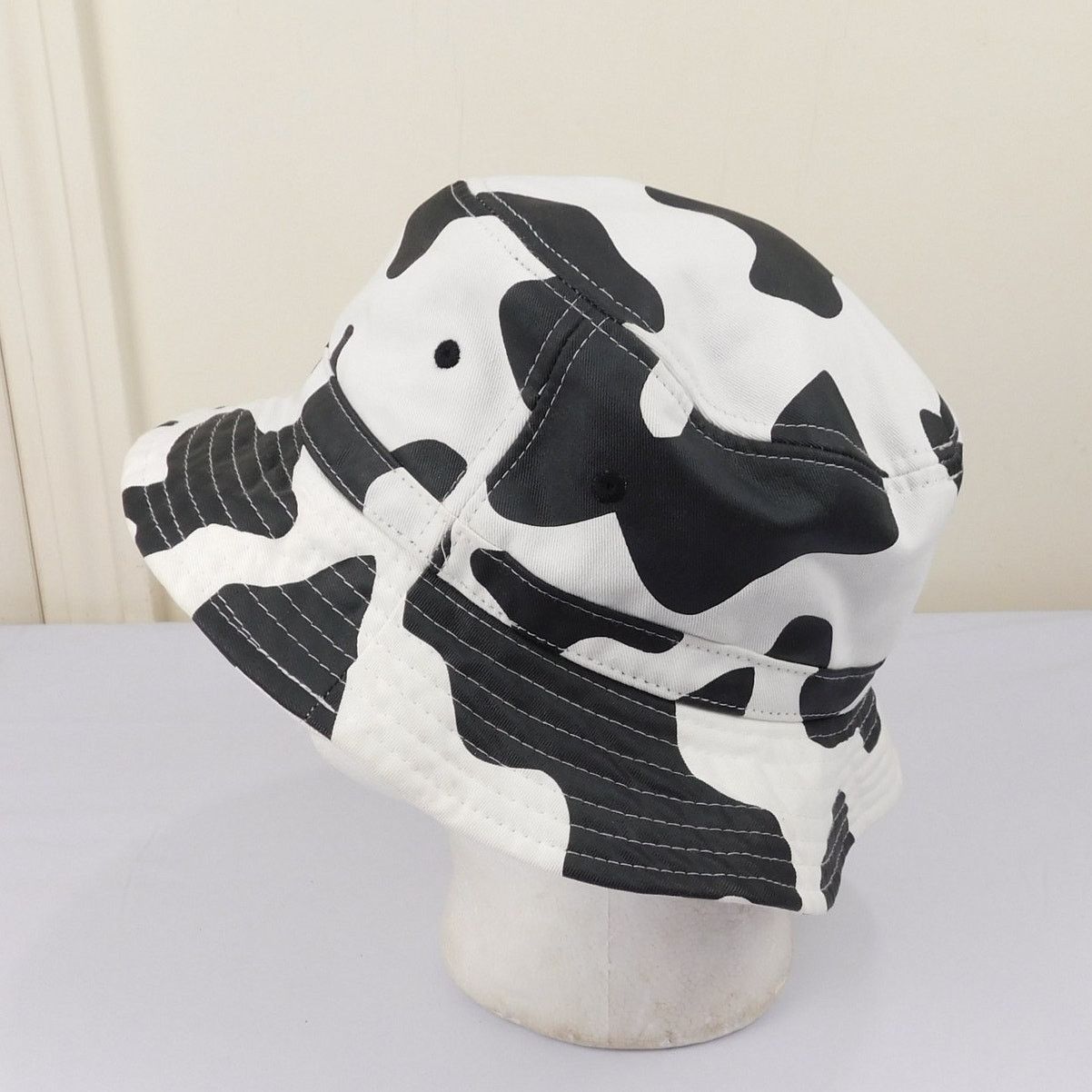 Urban Outfitters Urban Outfitters Cow Print Bucket Hat OSFA All Over Print Size ONE SIZE - 4 Thumbnail