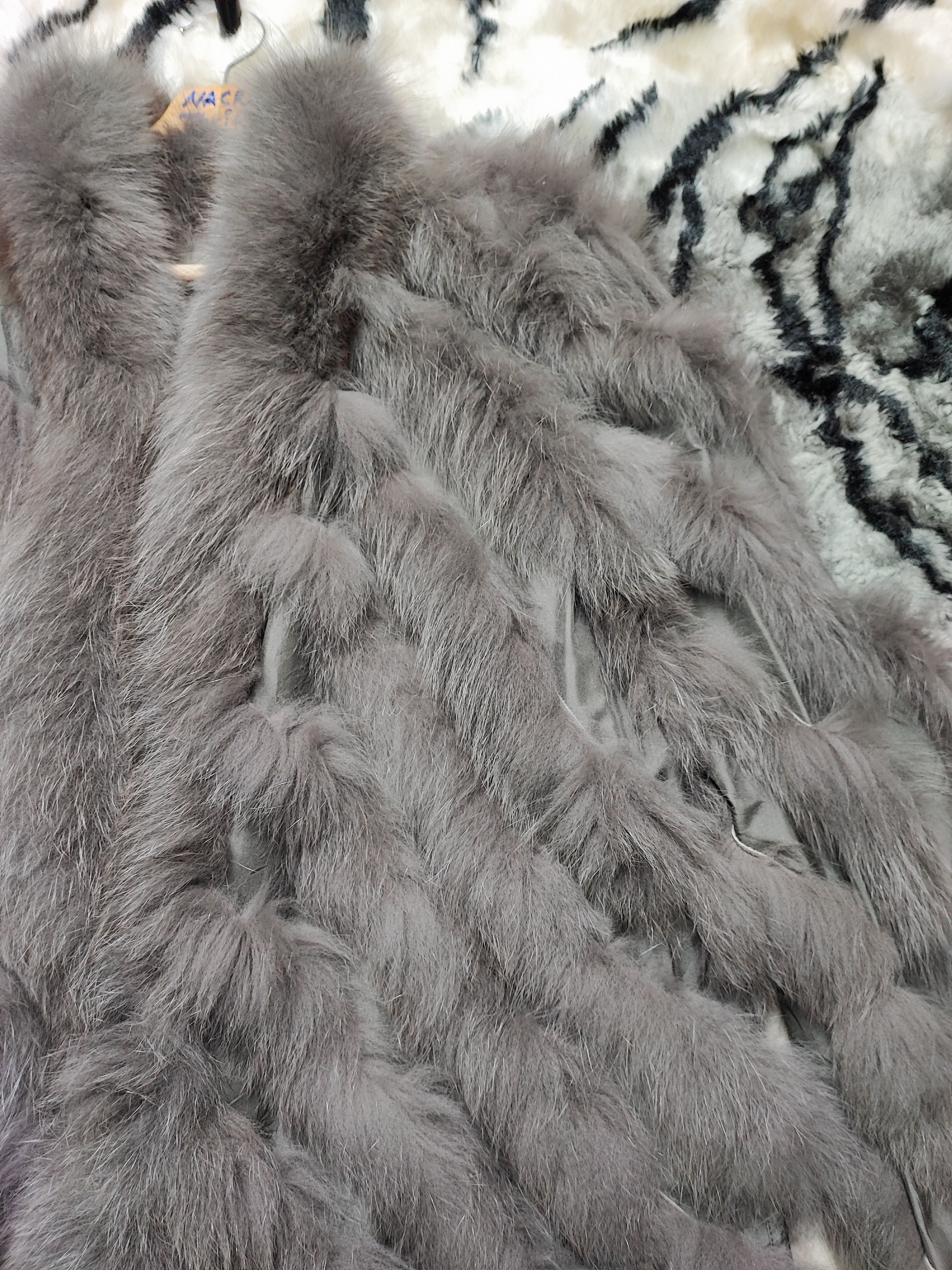 Le Grande Bleu (L.G.B.) Vintage Real Fur Bondage Coat Ravissant Size L / US 10 / IT 46 - 9 Thumbnail