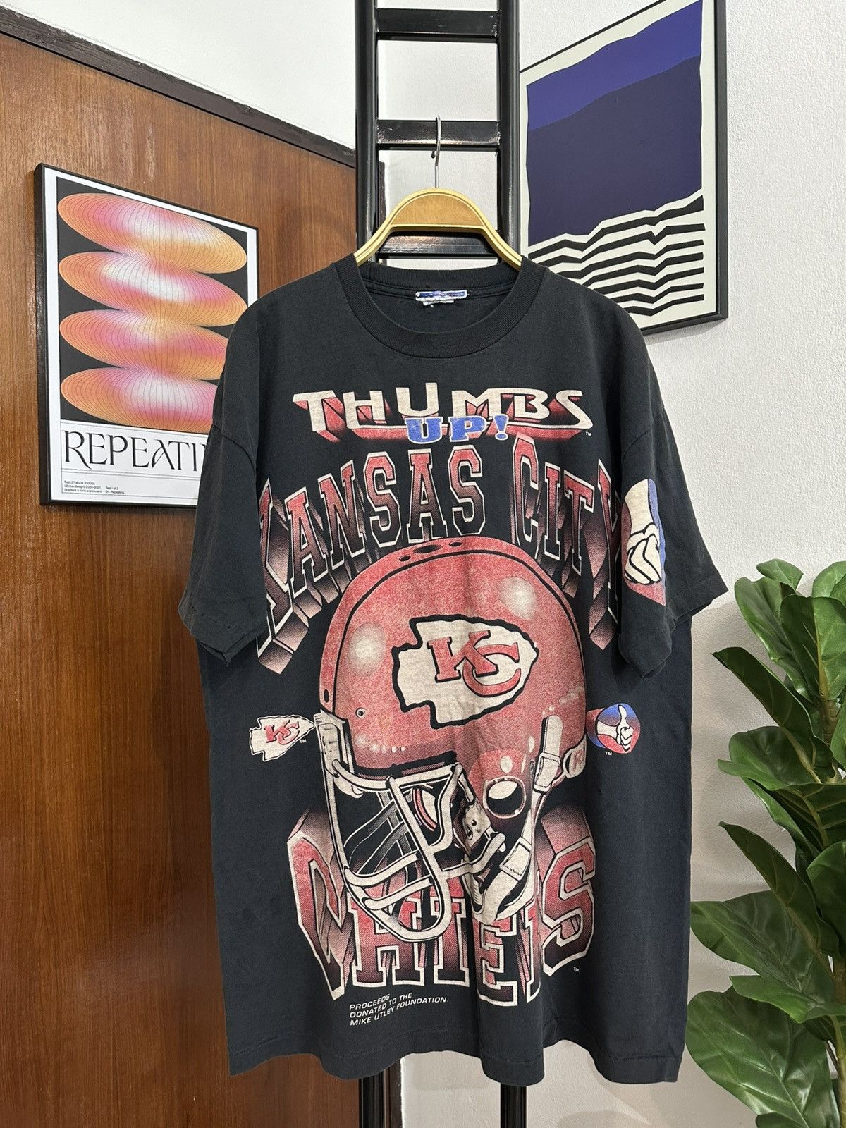 Vintage Vintage 90s Thumbs Up Kansas City Chiefs Football T-Shirt Size US XL / EU 56 / 4 - 1 Thumbnail