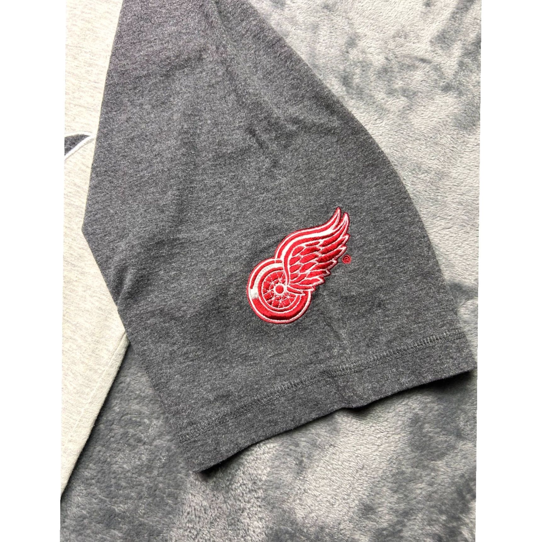 Vintage VINTAGE Lee Sport Raglan T Shirt Mens MEDIUM NHL Hockey Detroit Red Wings Gray Crew Neck Graphic Print Embroidered Logo Size US M / EU 48-50 / 2 - 3 Thumbnail
