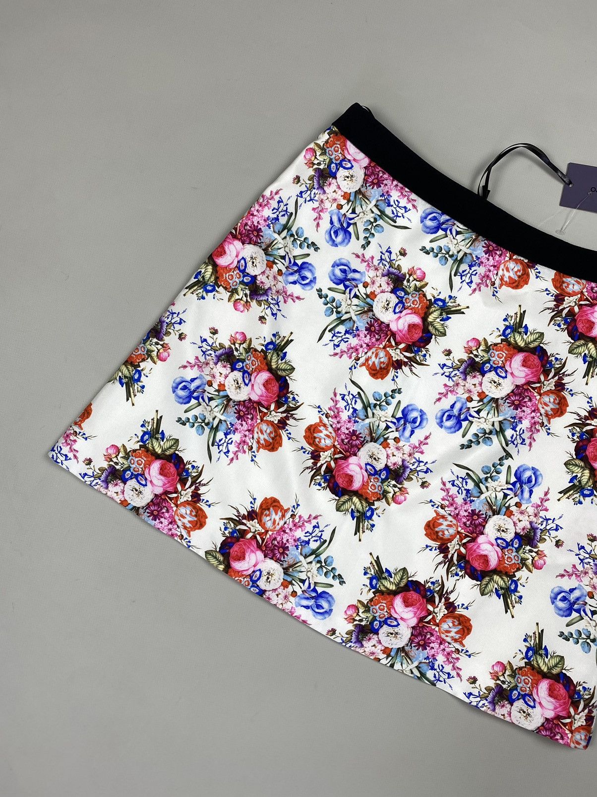 Emanuel Ungaro BNWT! Emanuel Ungaro ladies silk floral patterns skirt Size 28" / US 6 / IT 42 - 22 Thumbnail