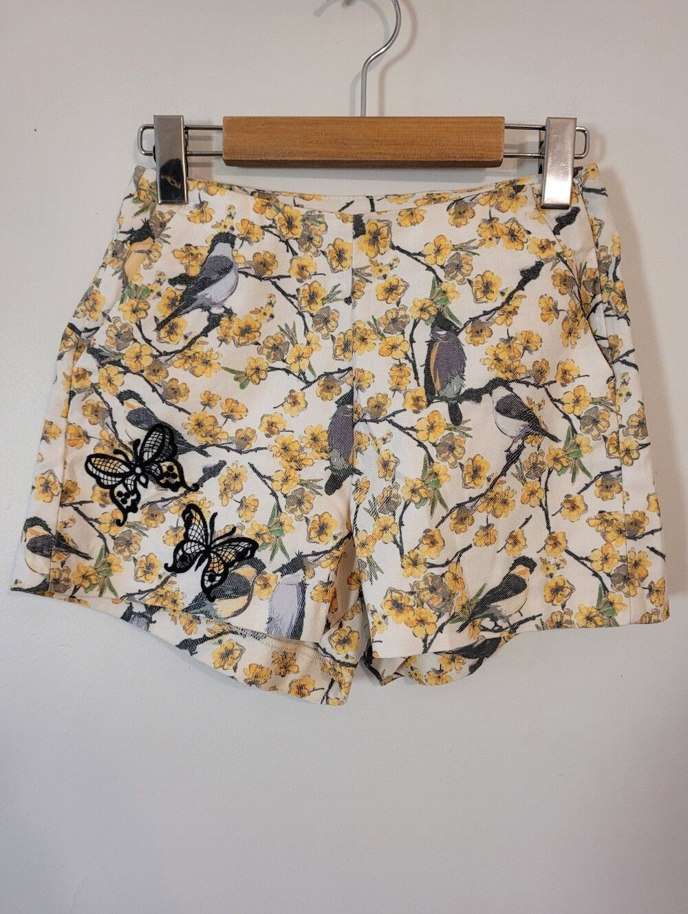 Desigual Desigual Randy Yellow Floral Butterfly & Bird Shorts - 34 Size 25" / US 0 / IT 36 - 1 Thumbnail