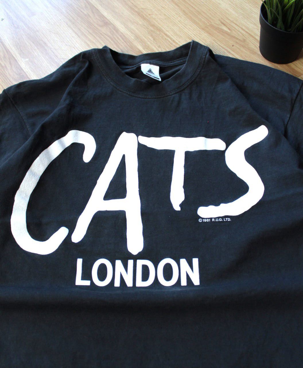 Band Tees × Vintage 🔥 Vintage CATS London 1981 T Shirt Rap Music Y2K Size US XL / EU 56 / 4 - 2 Thumbnail