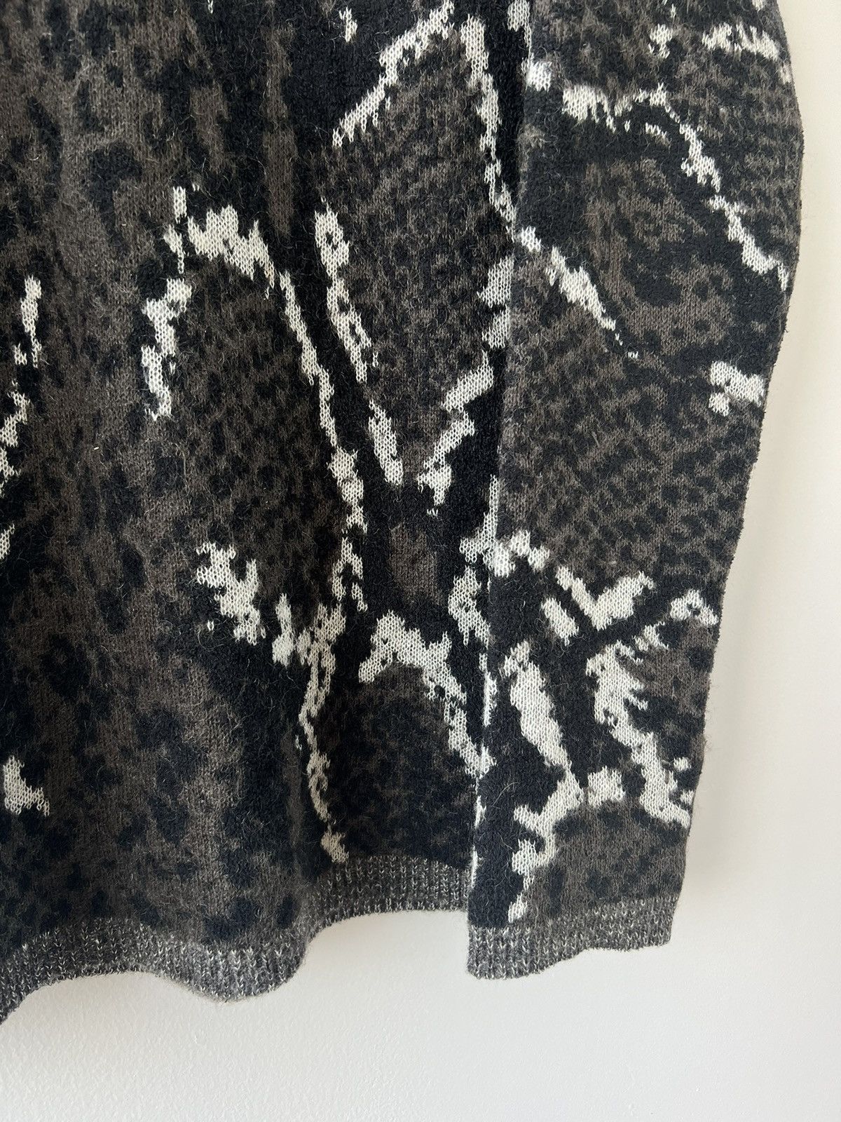 Yohji Yamamoto AW13 Snake-Effect V-Neck Sweater Size US L / EU 52-54 / 3 - 4 Thumbnail