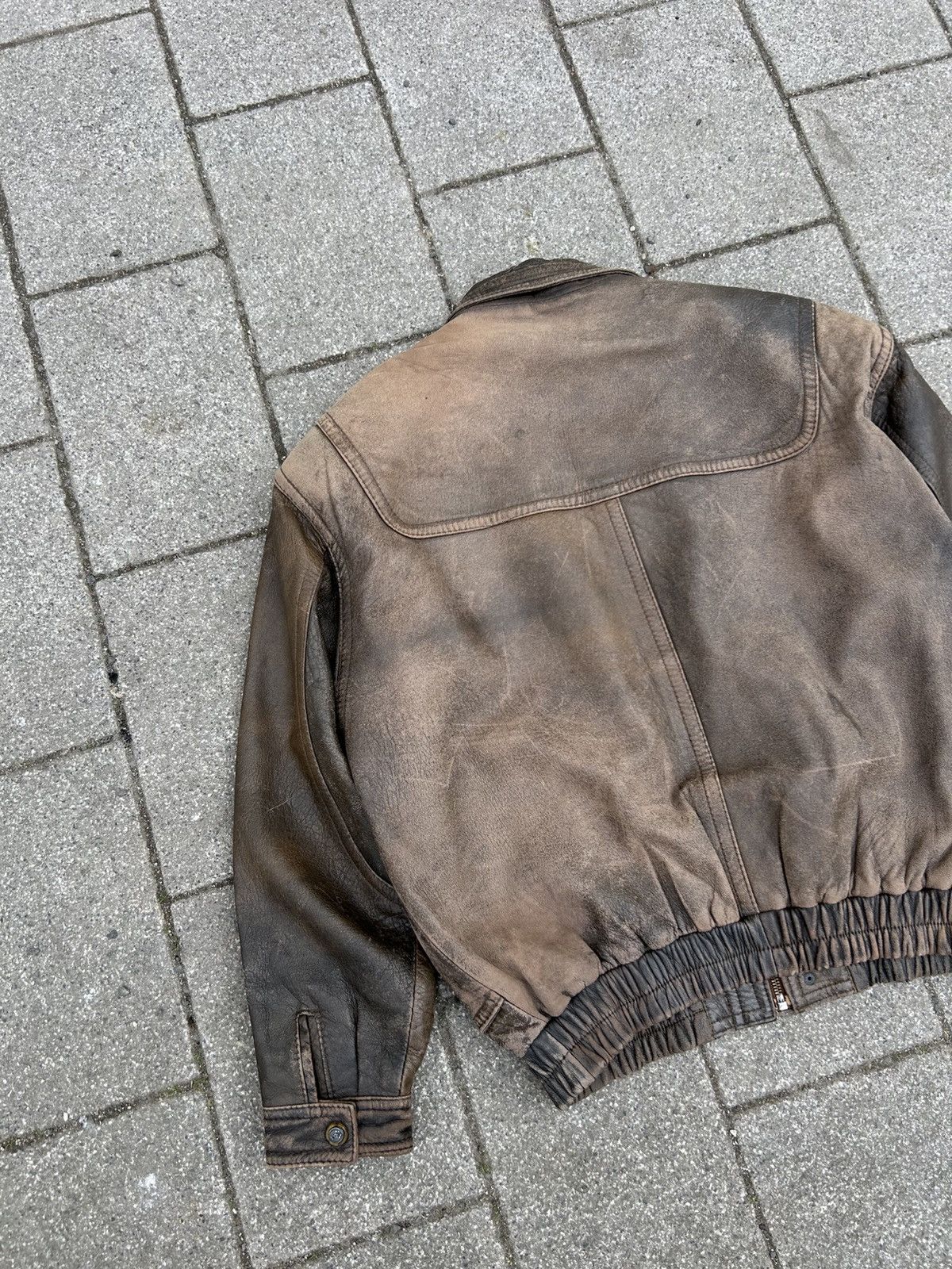 Vintage Vintage 1990s Gino Bertoni Distressed brown Leather Bomber Size US L / EU 52-54 / 3 - 16 Thumbnail
