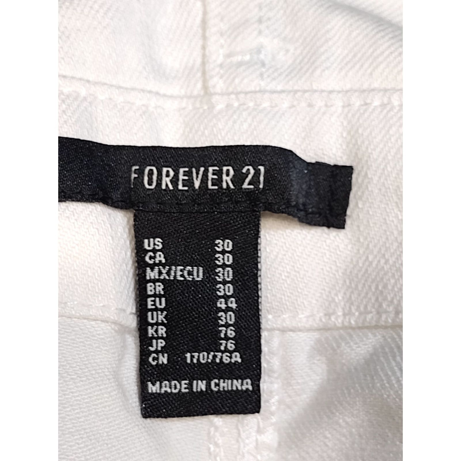 Forever 21 FOREVER 21 Denim Shorts Ivory 30 Women's Denim Shorts with Cuffed 2-Button Closure Belt Loops Mid Rise Size 30" / US 8 / IT 44 - 5 Thumbnail