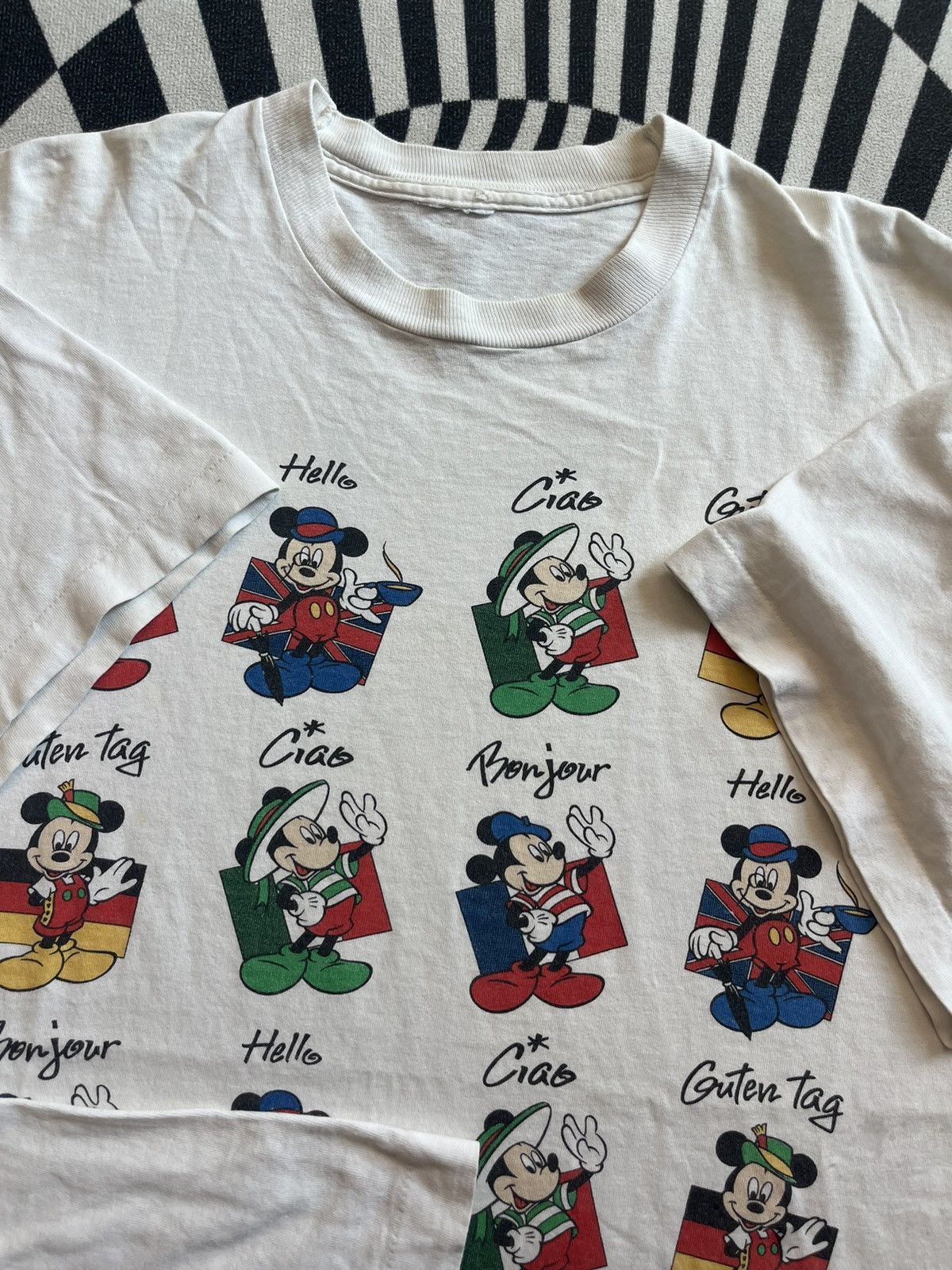 Disney Vintage Disney Mickey Mouse say Hello 90’s Tshirt Size US XL / EU 56 / 4 - 6 Thumbnail