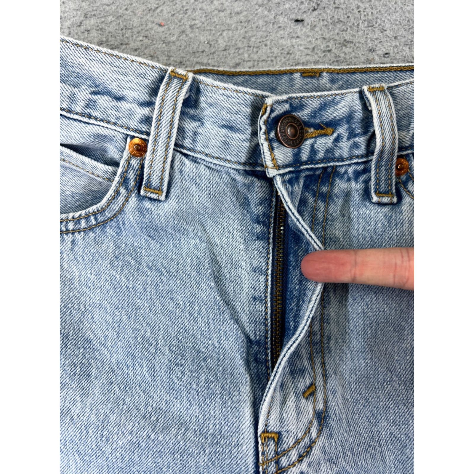 Levi's Levis Womens Denim Short Cut-Off 24 Blue Jean 5-Pocket Stitch Button Mid Rise 5.5in Inseam Casual Jazz Size 42" / US 20 - 6 Thumbnail