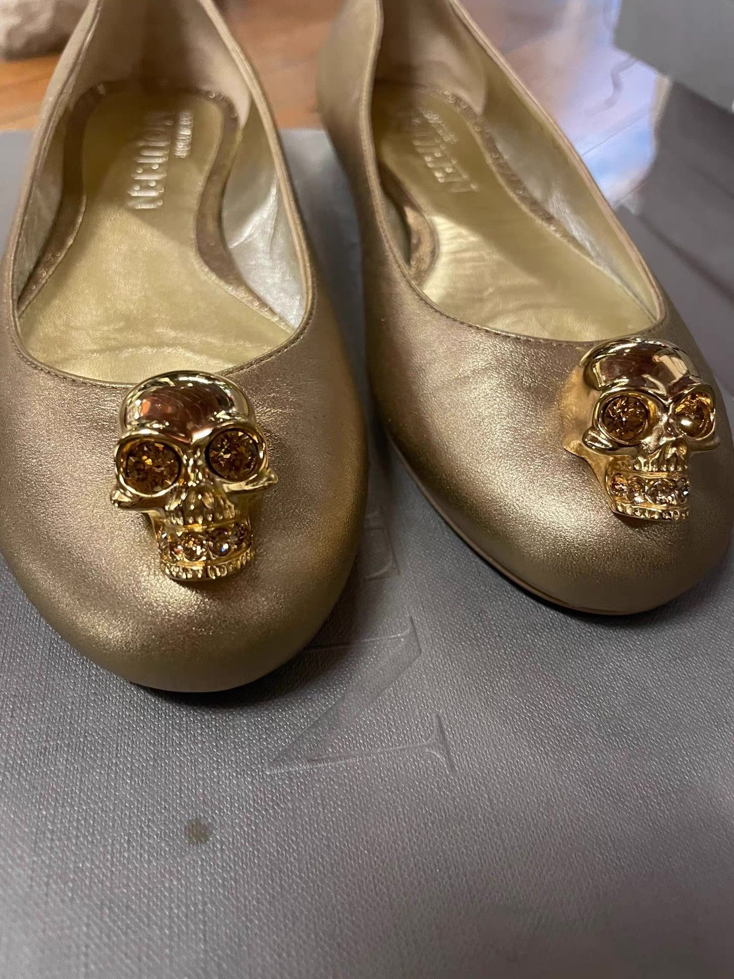 Alexander McQueen Alexander McQueen gold‑toned diamond‑encrusted skull Ｑ25 Size US 6.5 / IT 36.5 - 6 Thumbnail