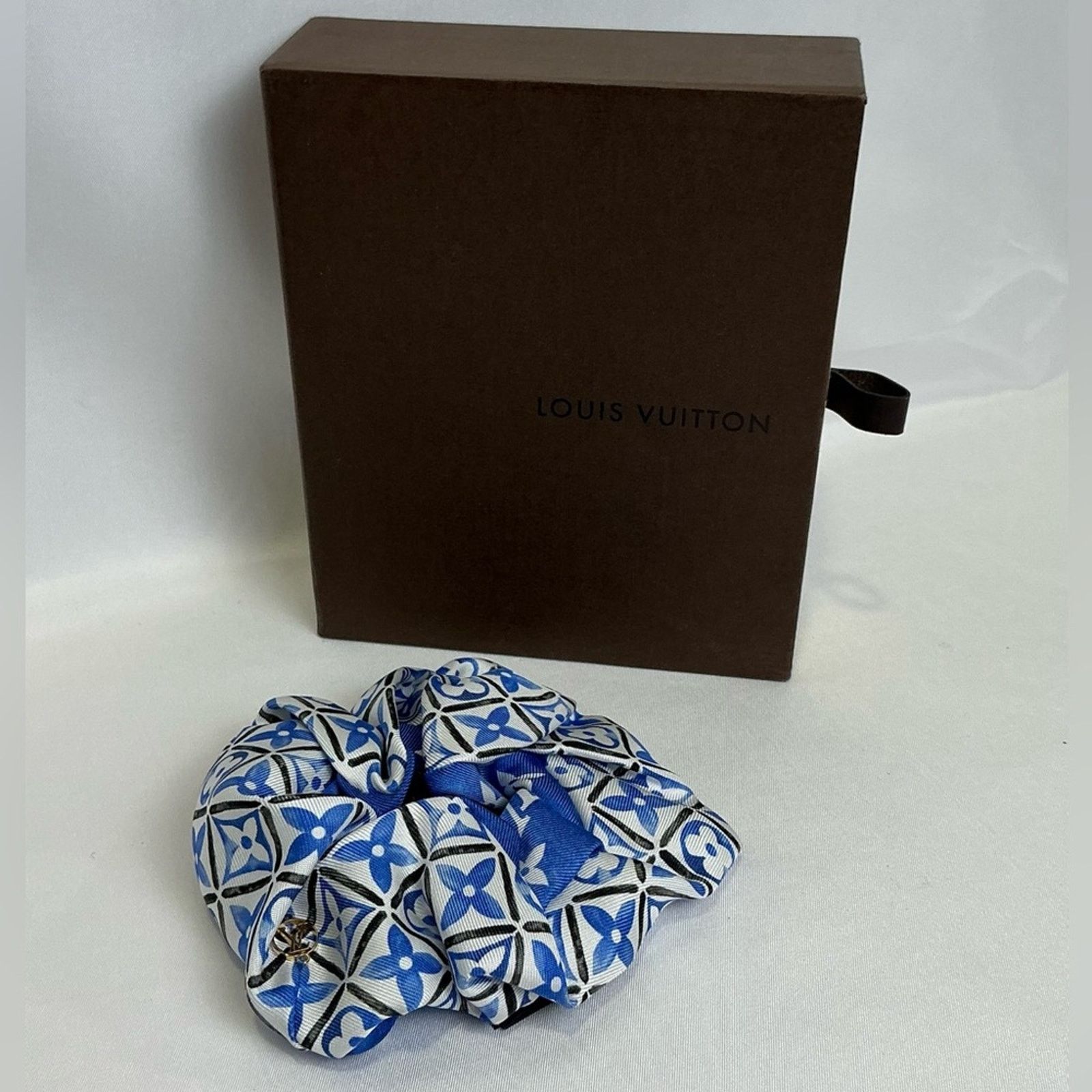 Louis Vuitton Authentic Louis Vuitton Blue White Designer Scrunchie w box Size ONE SIZE - 1 Thumbnail