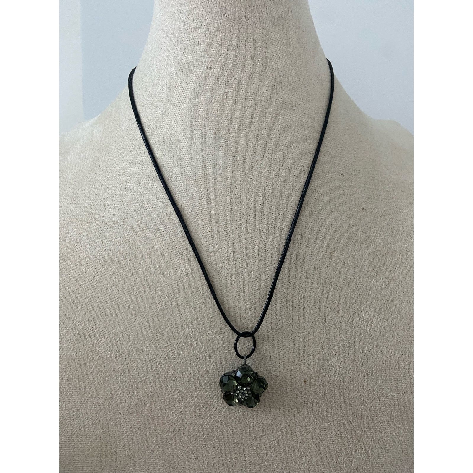 Handmade crystal flower pendant necklace Size ONE SIZE - 1 Thumbnail