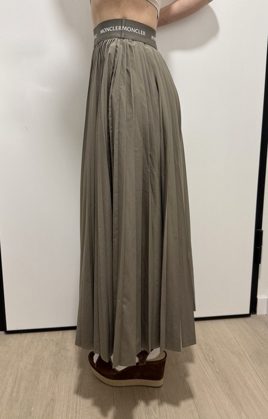 Moncler DDP Moncler x Hyke Pleated Taupe Mid Length Gonna Skirt Size 30" / US 8 / IT 44 - 5 Thumbnail