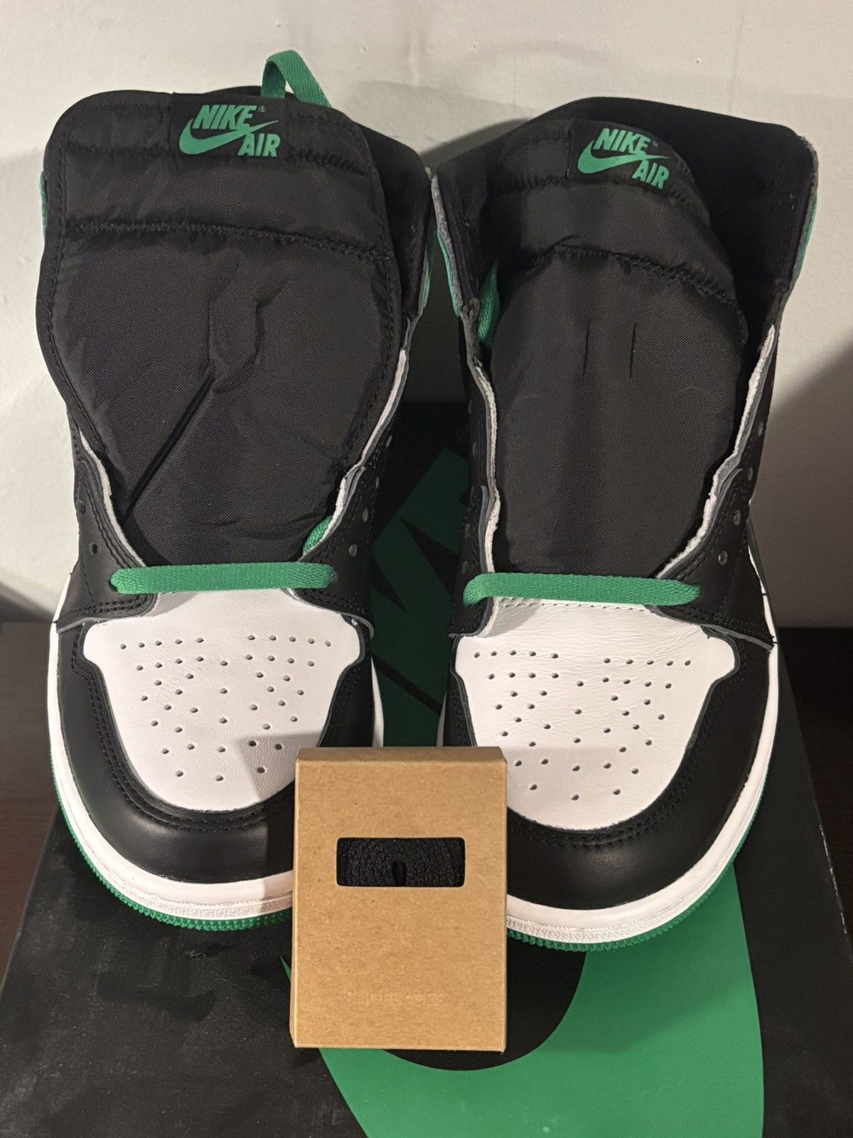 Jordan Brand Nike Air Jordan 1 Retro OG High Lucky Green Sz 9 DZ5485 031 Size US 9 / EU 42 - 4 Thumbnail